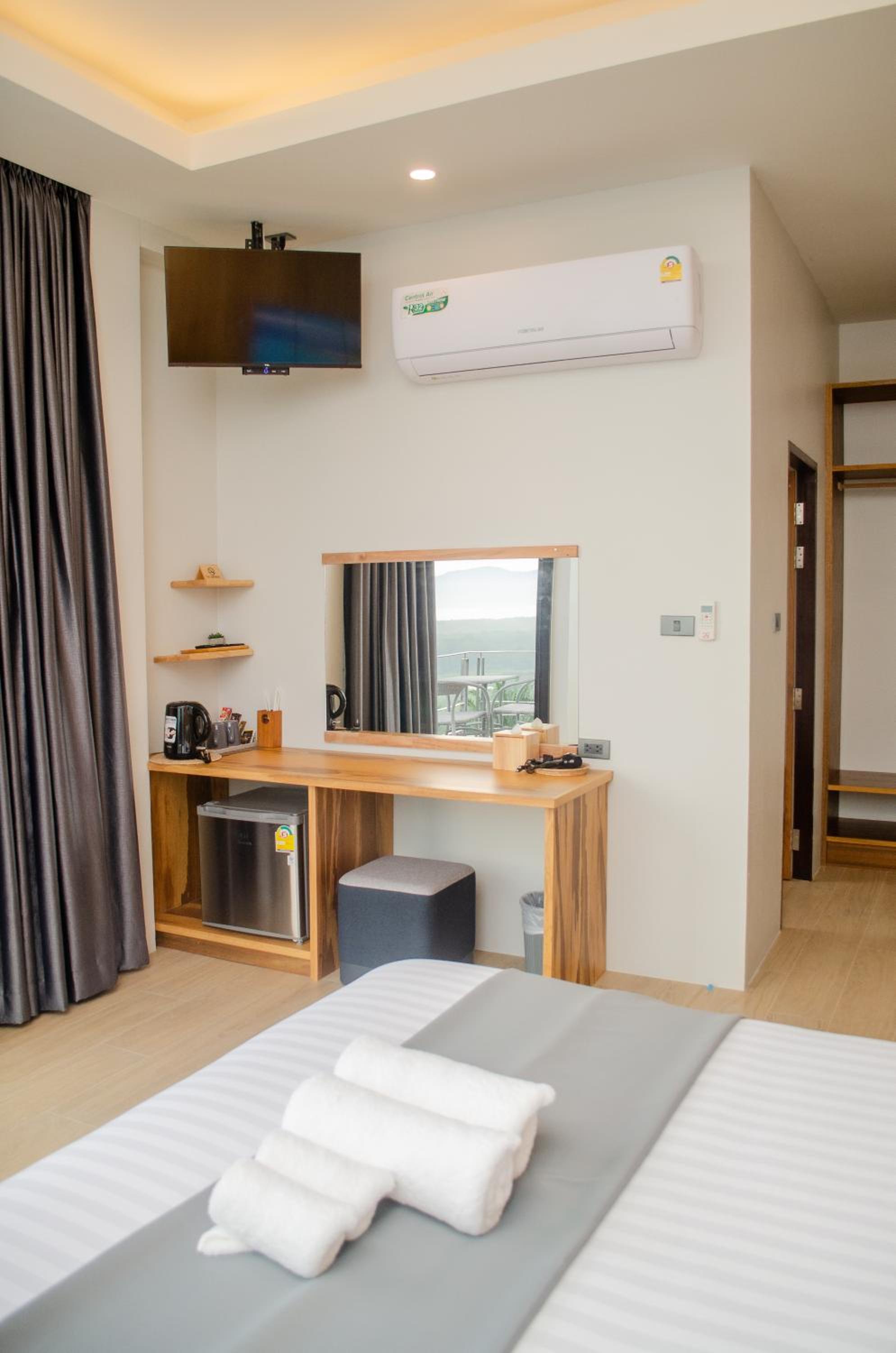 Double Room with Pool View - Photo 22