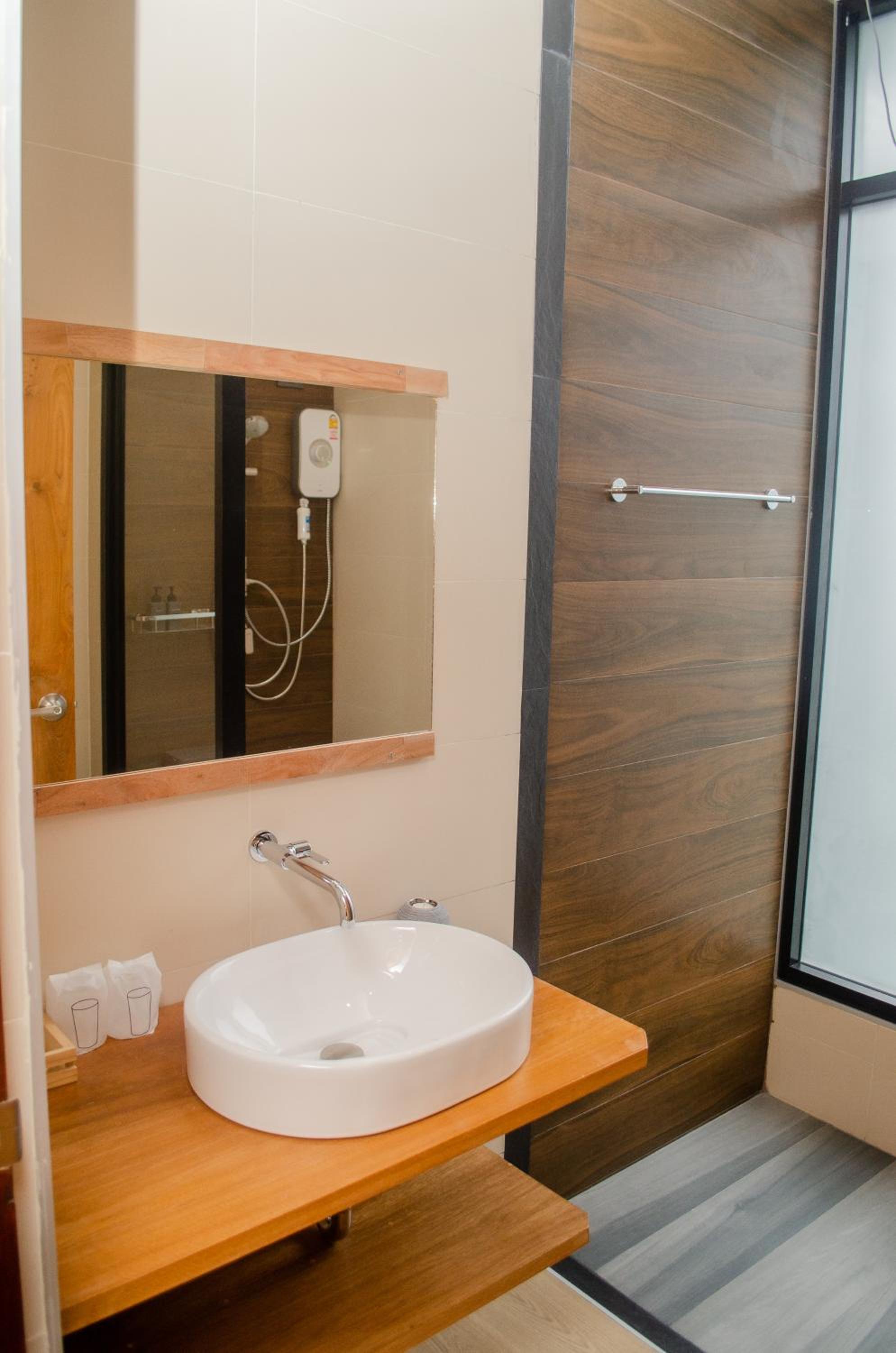 Double Room with Pool View - Photo 10