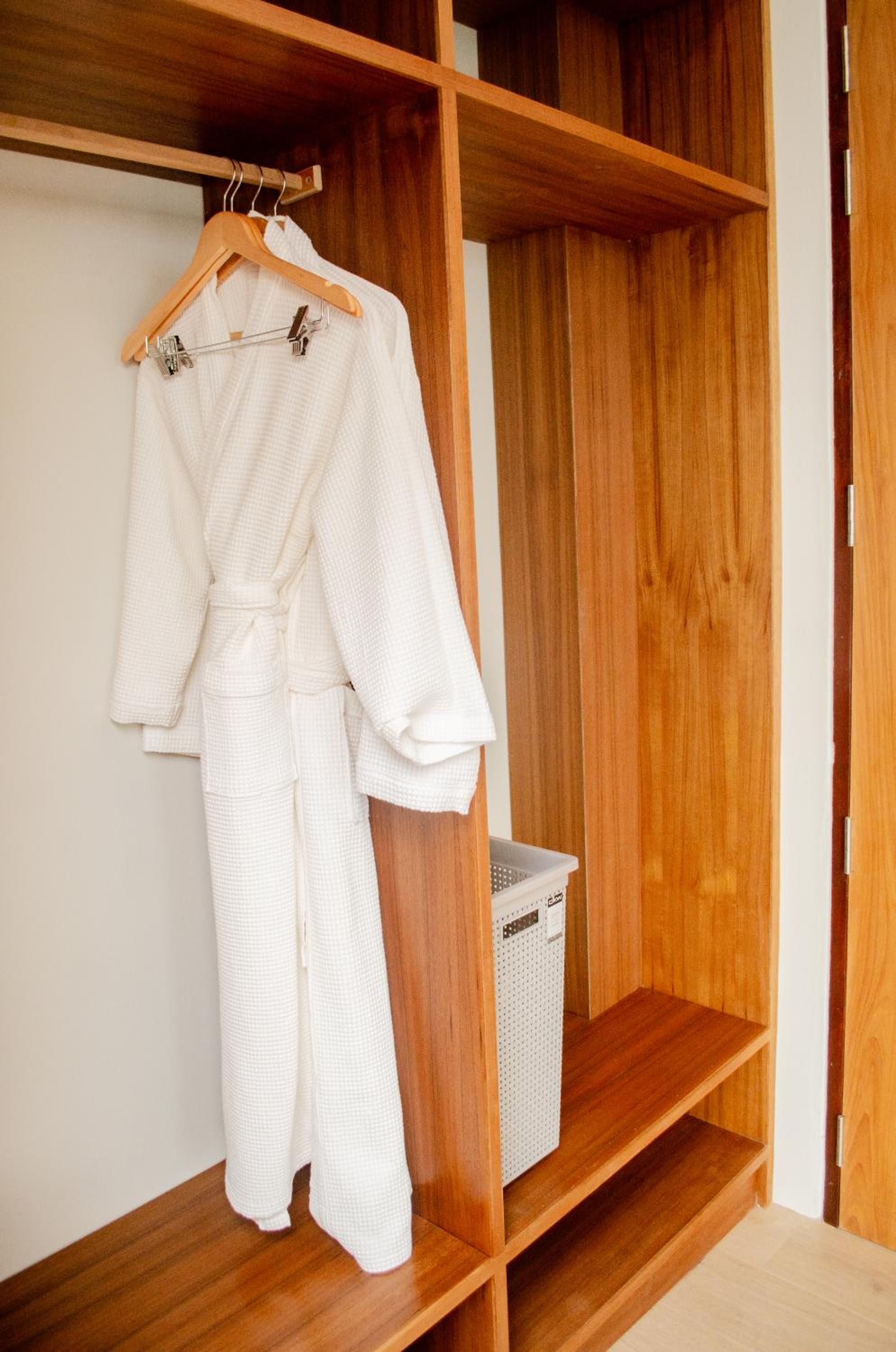 Double Room with Pool View - Photo 8