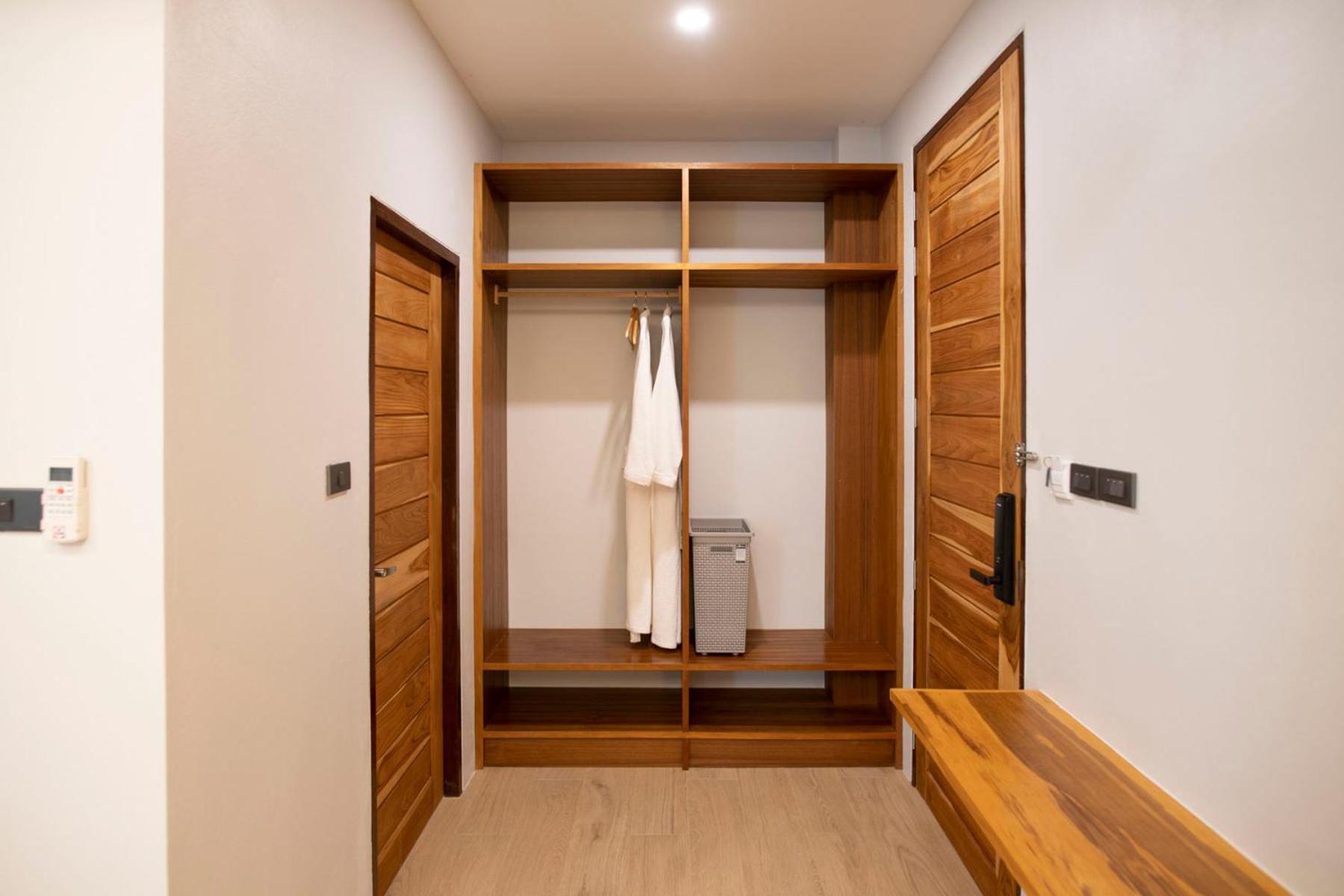 Double Room with Pool View - Photo 7