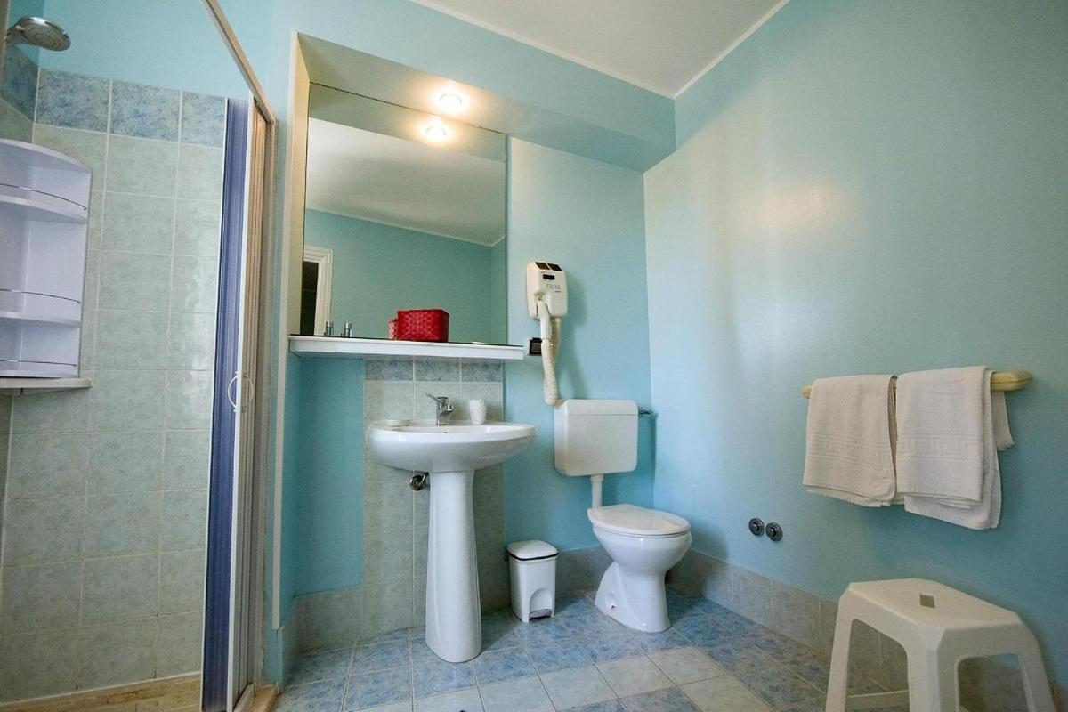 Double Room with Balcony and Sea View - Photo 7