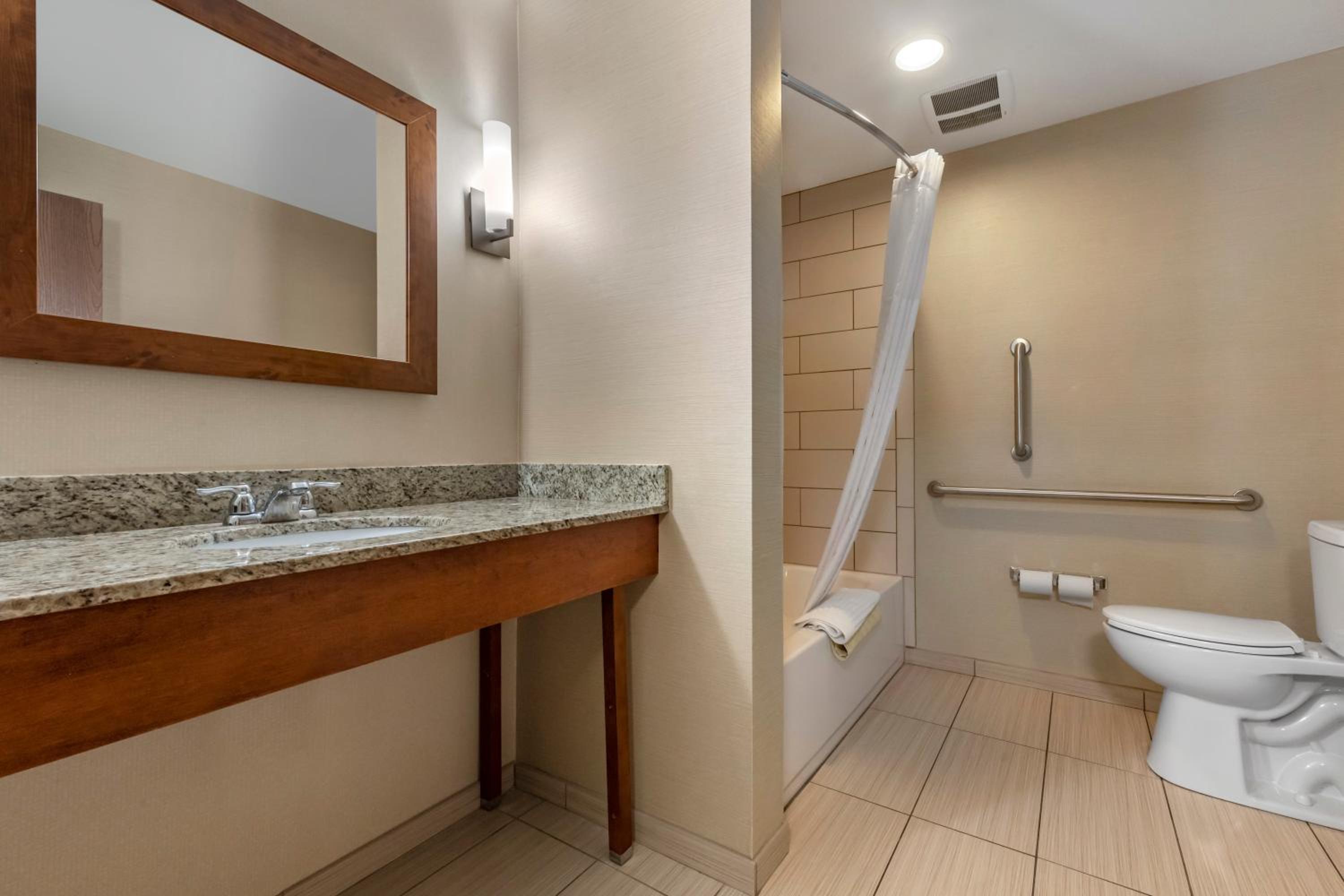 King Suite - Accessible/Non-Smoking photo 3