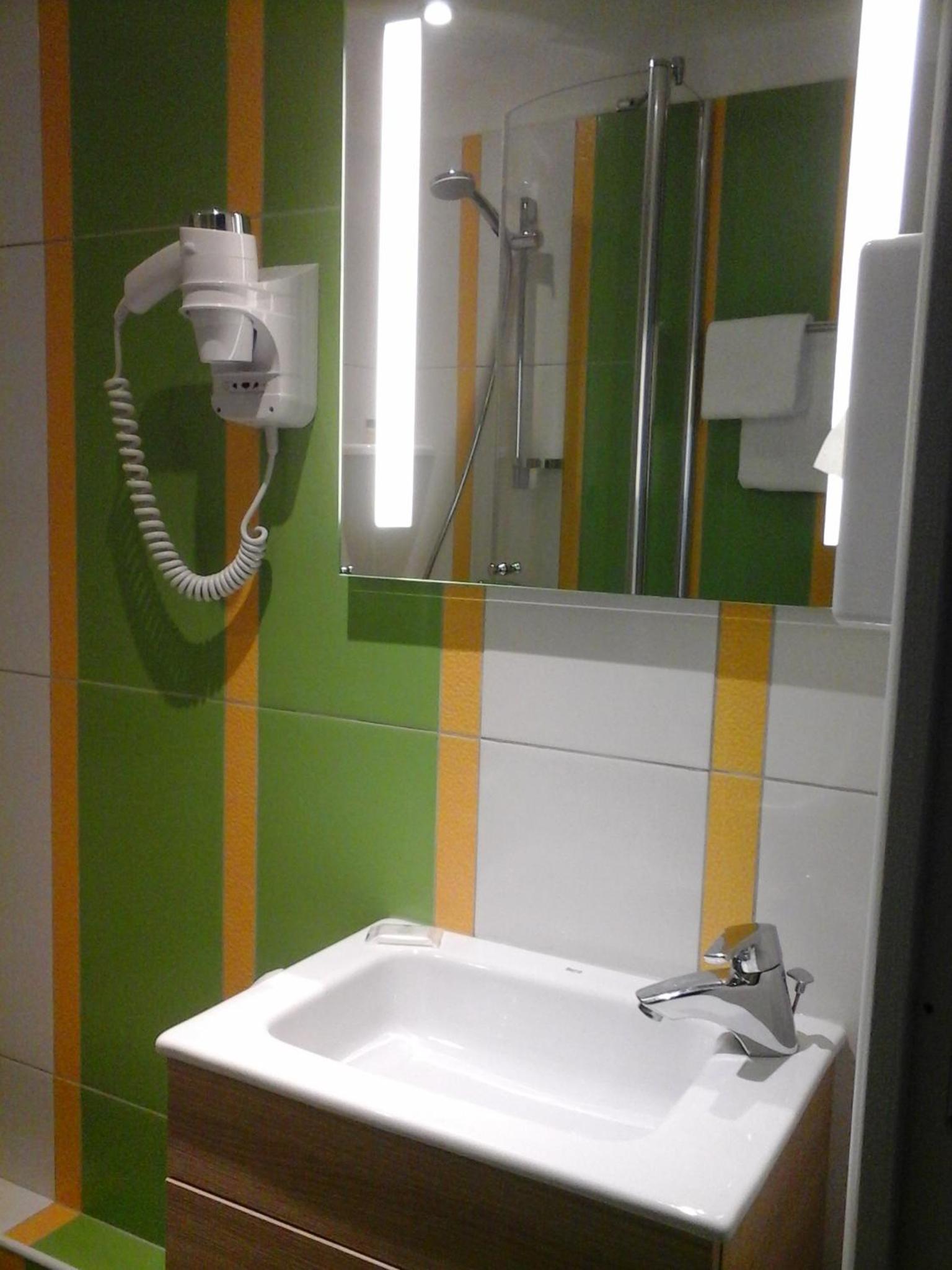 Twin Room - Photo 16
