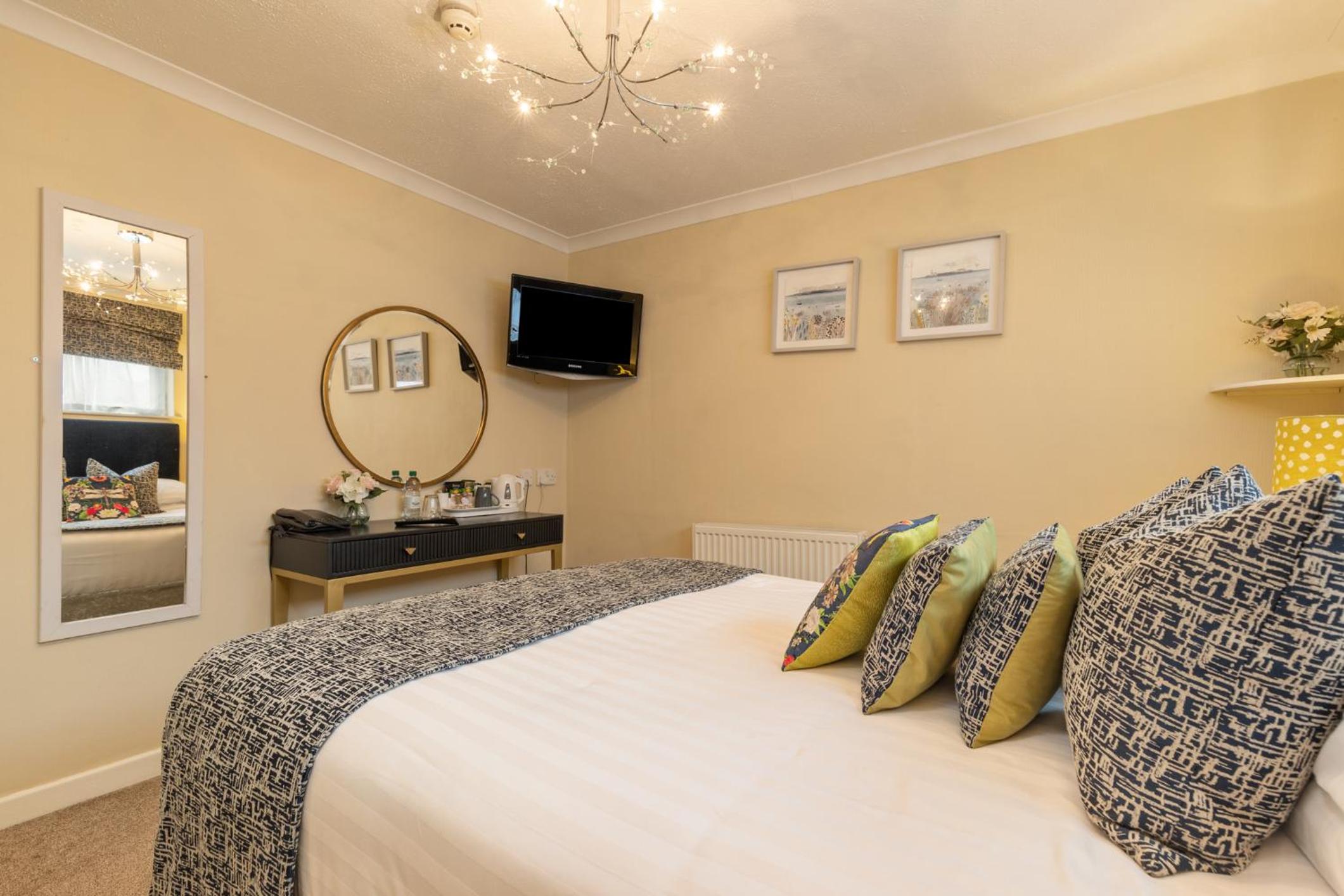 Standard Double Room - Photo 9