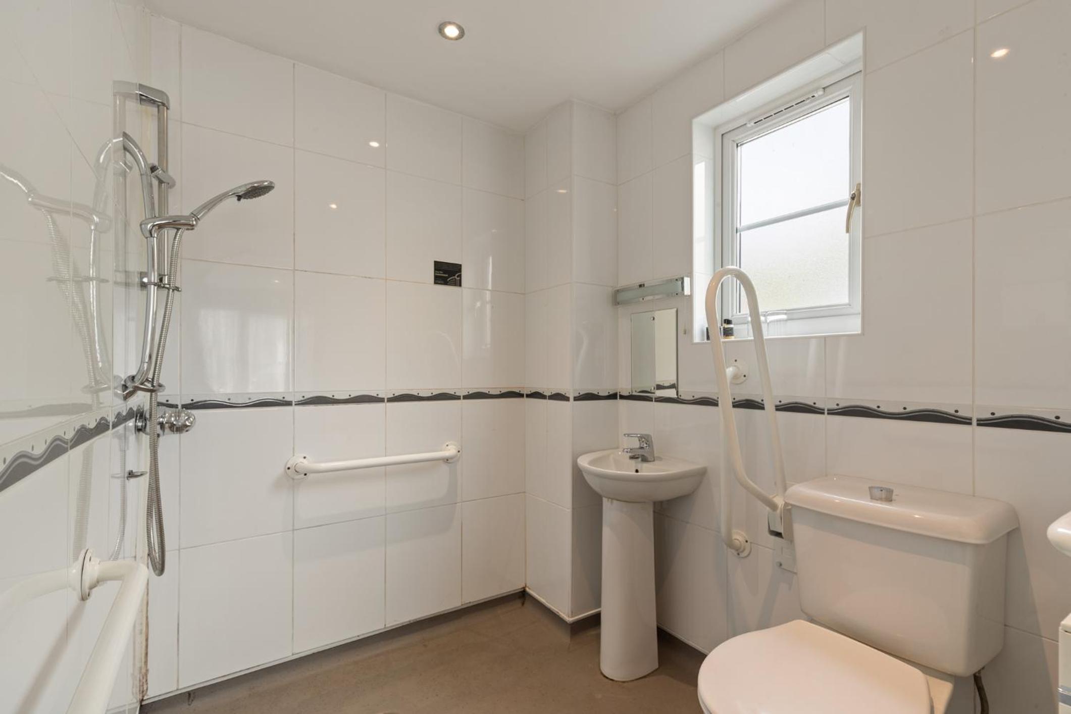 Standard Double Room - Photo 11