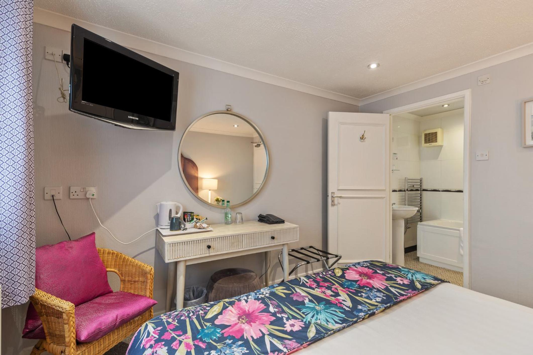Standard Double Room - Photo 13