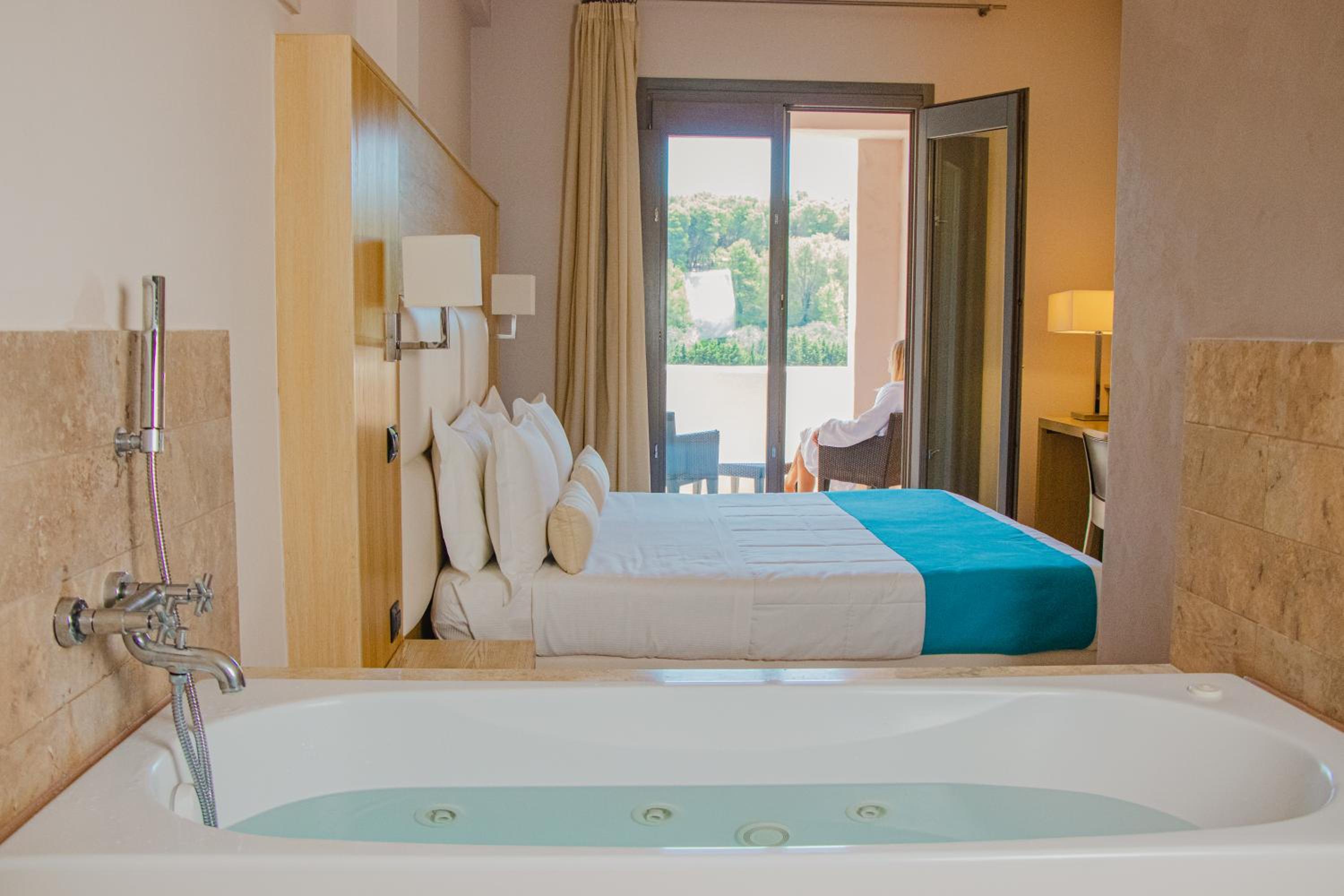 Suite with Hot Tub - Photo 6