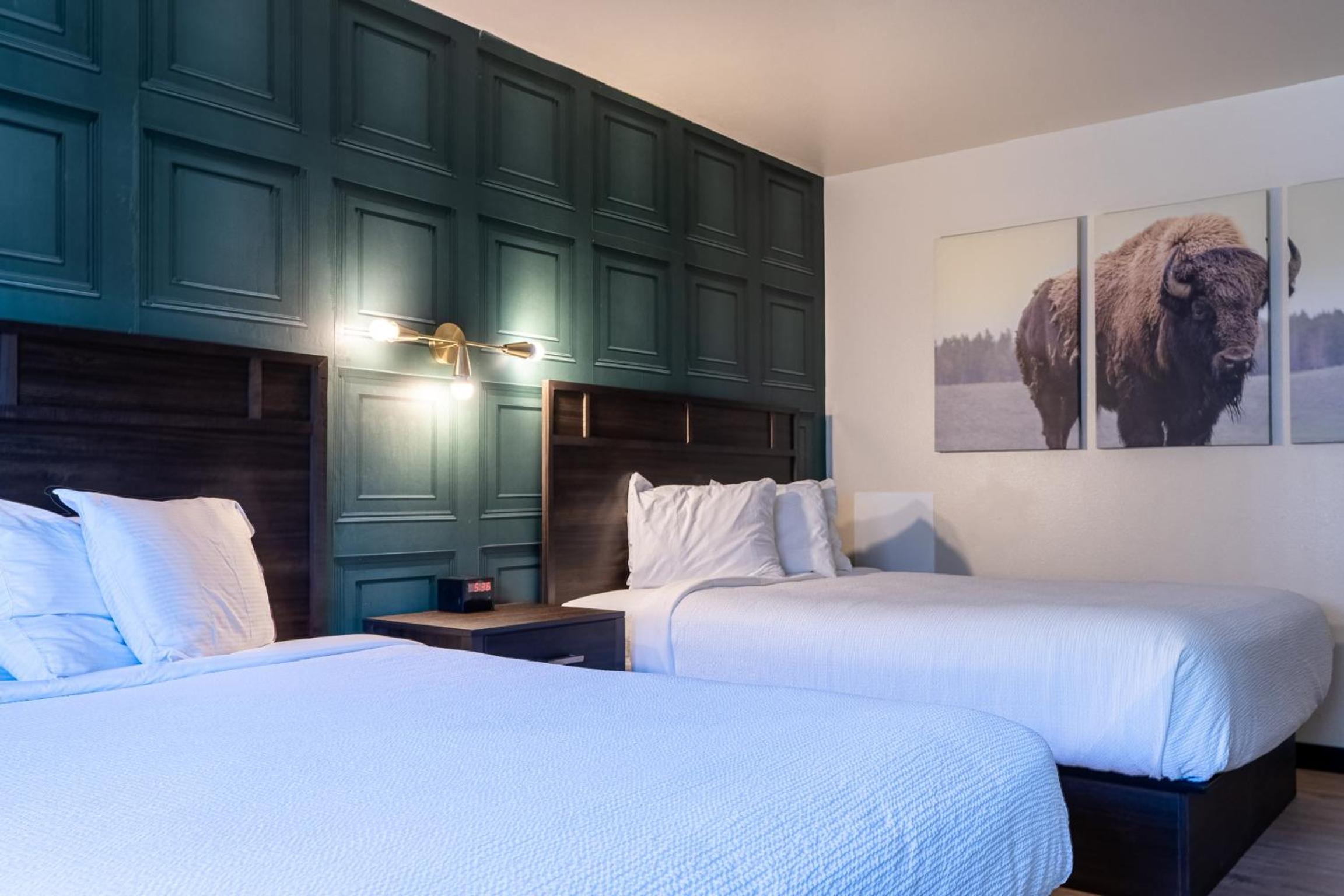 Queen Room with Two Queen Beds - Photo 2