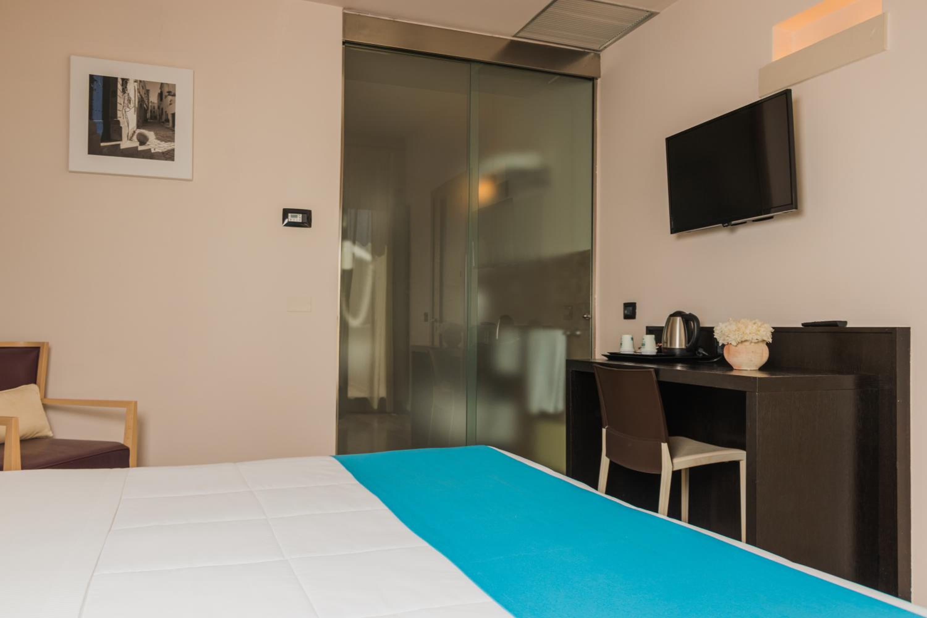 Suite - Photo 1