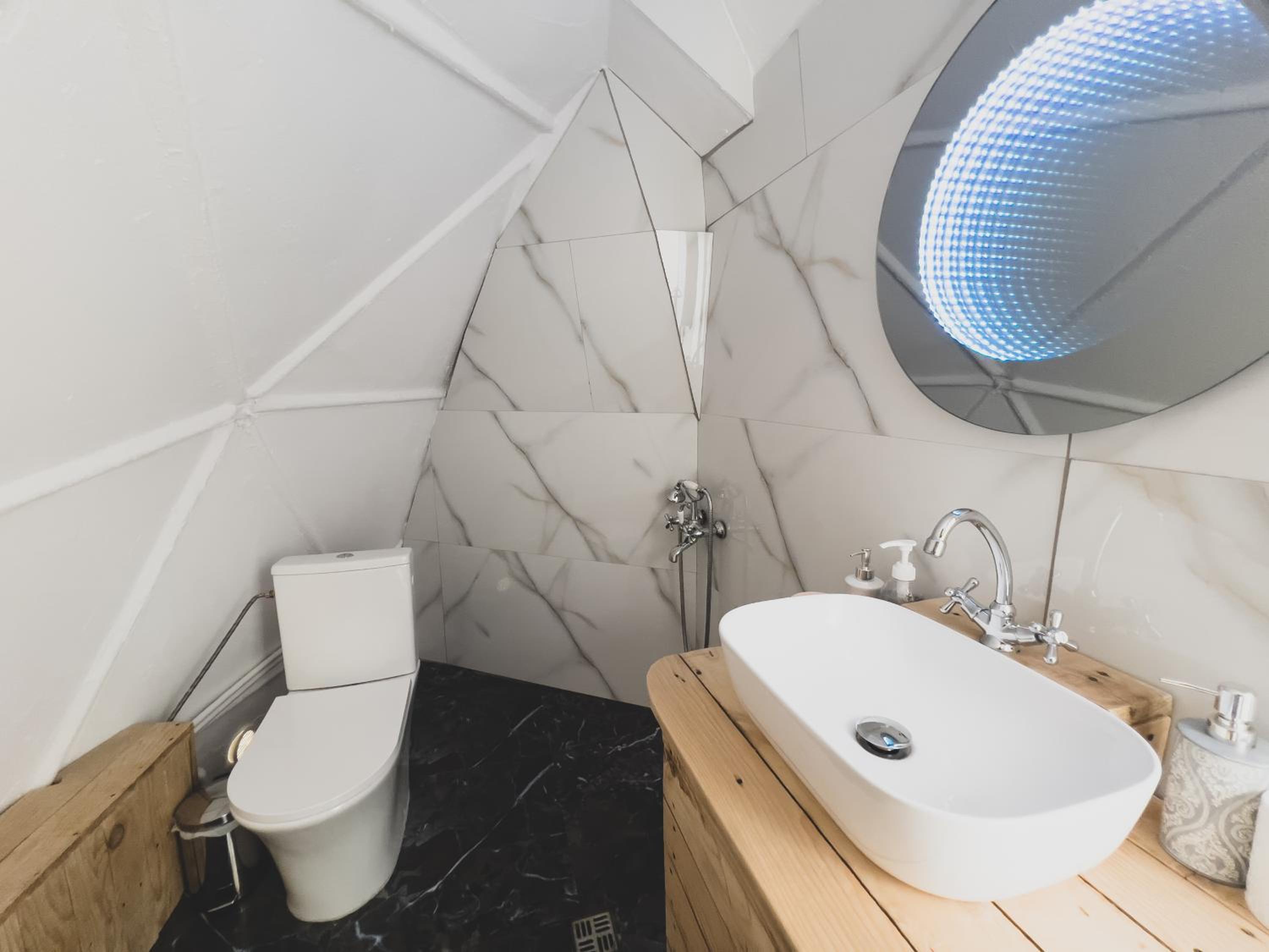 Double Room with Private Bathroom - Photo 10