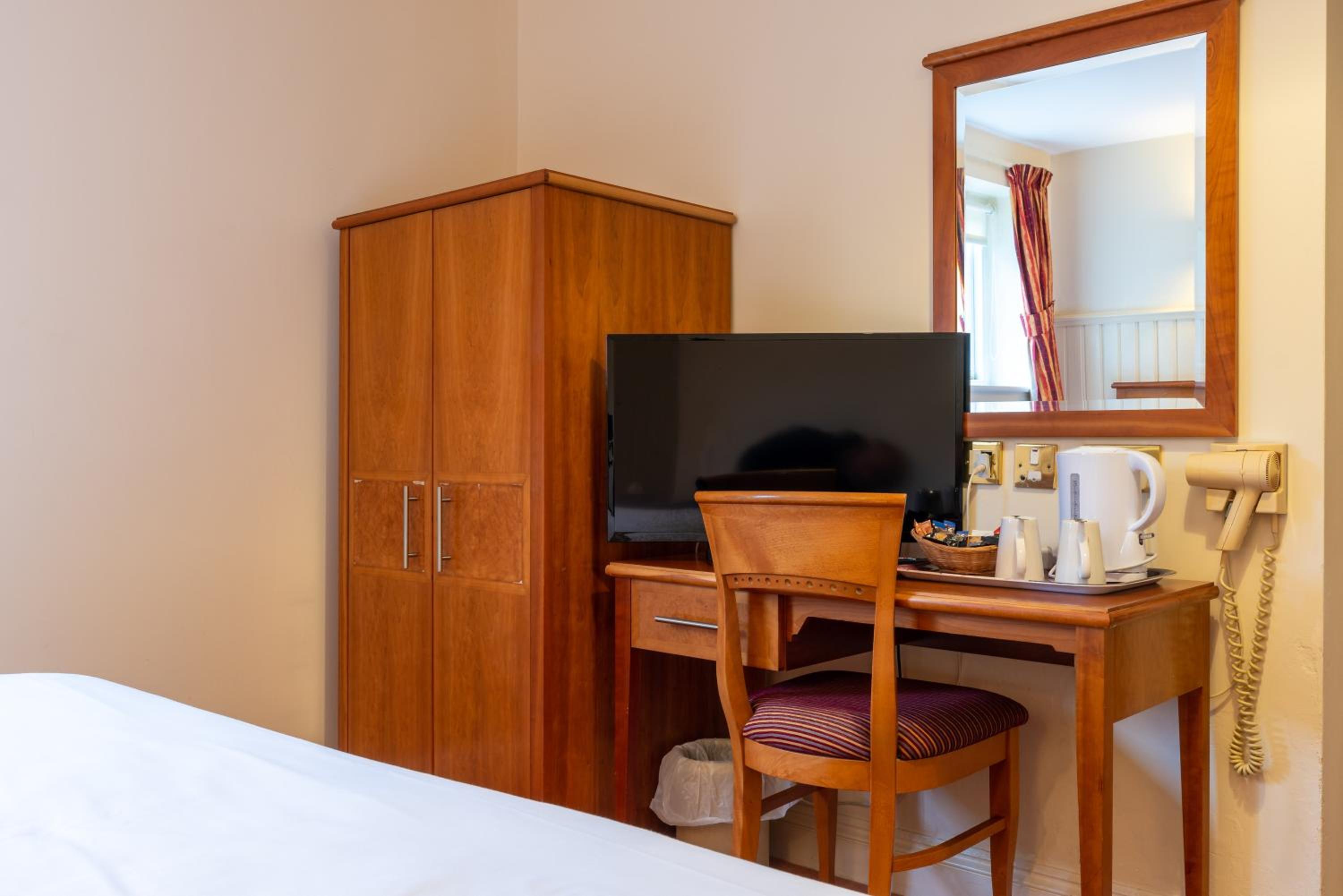 Twin Room - Disability Access photo 2