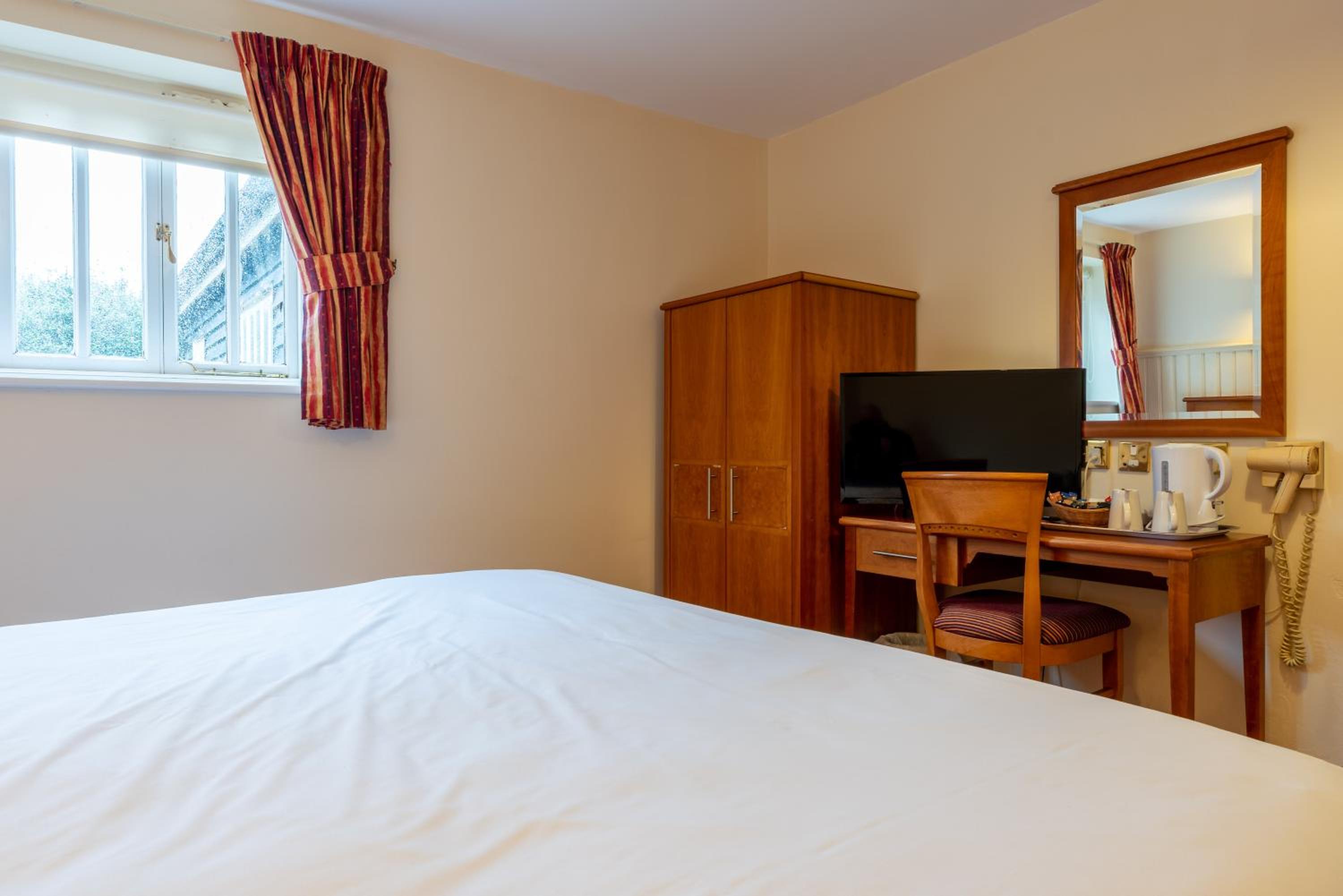 Twin Room - Disability Access photo 3