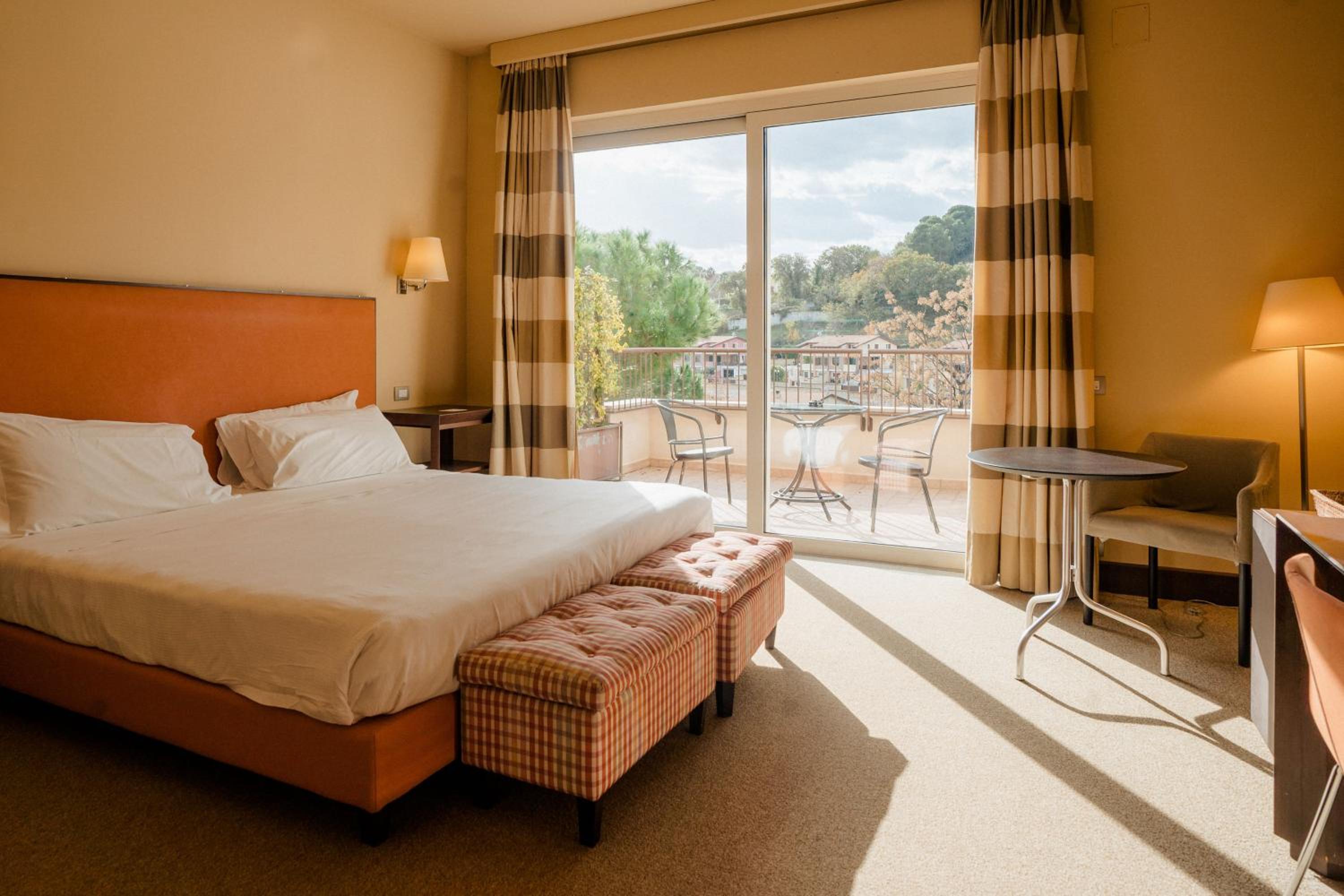 Deluxe King Room - Photo 9