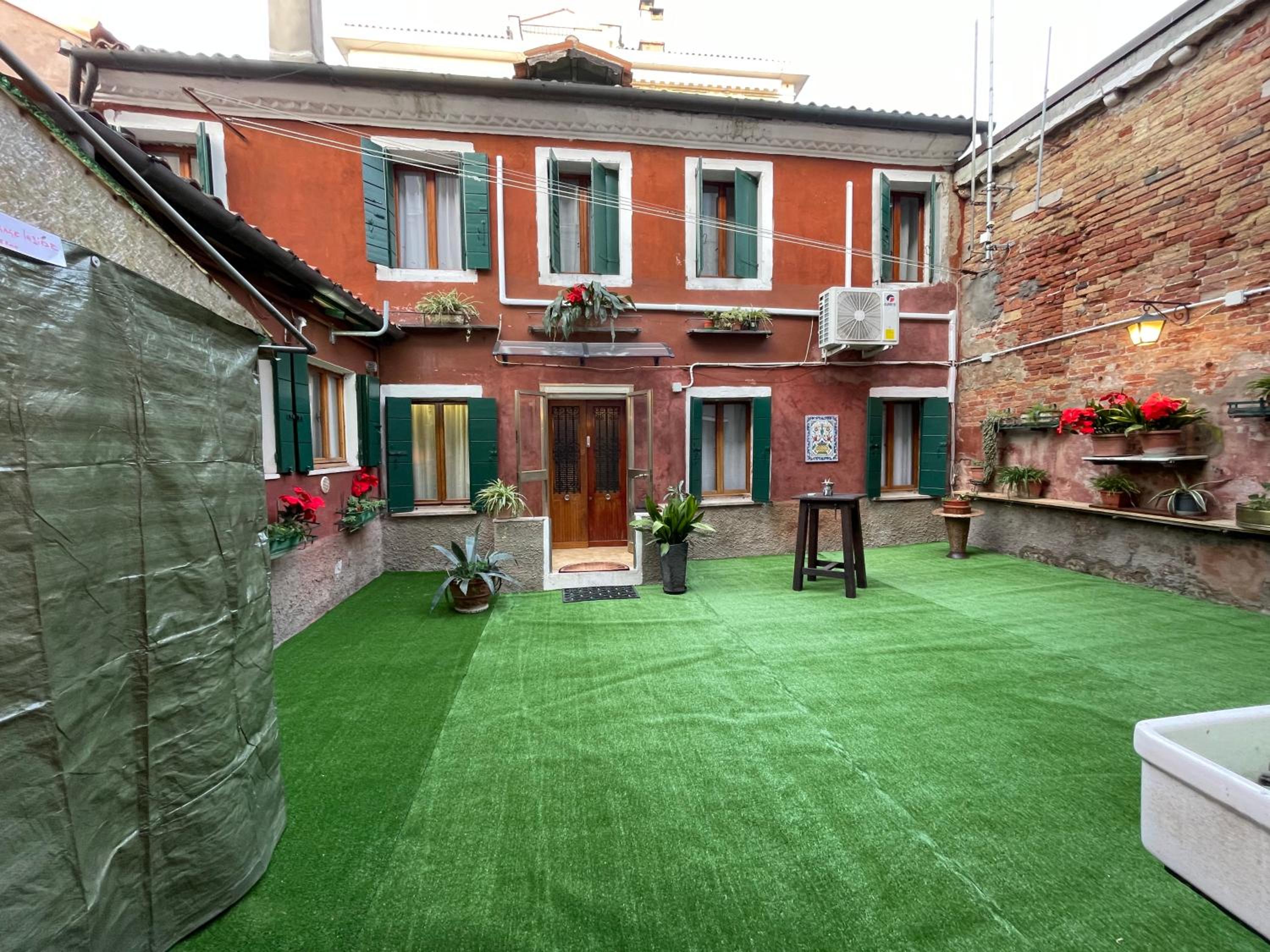 Deluxe Double or Twin Room with City View photo 2