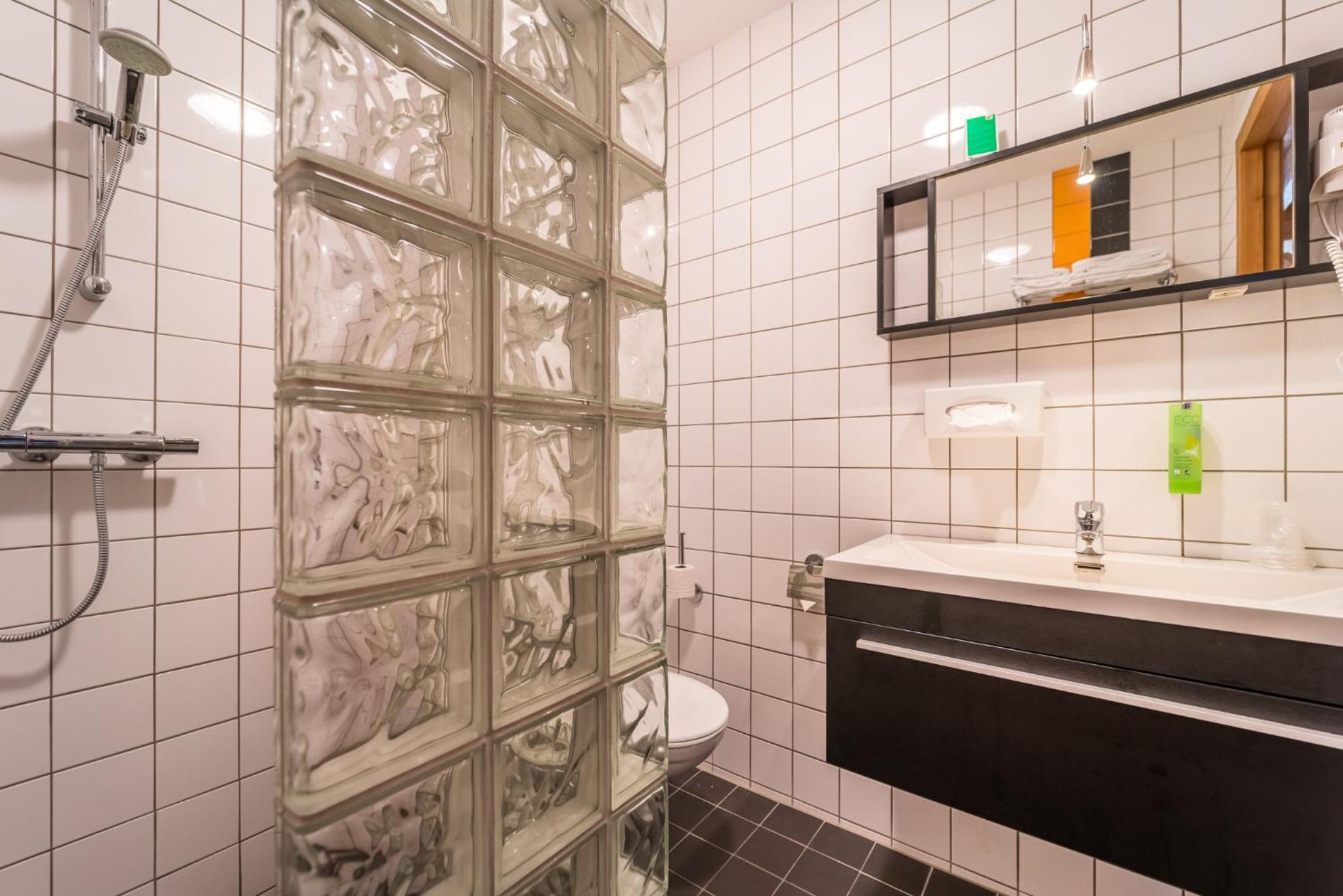 Standard Twin Room - Photo 8