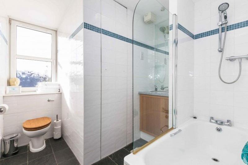Twin Room with Private External Bathroom