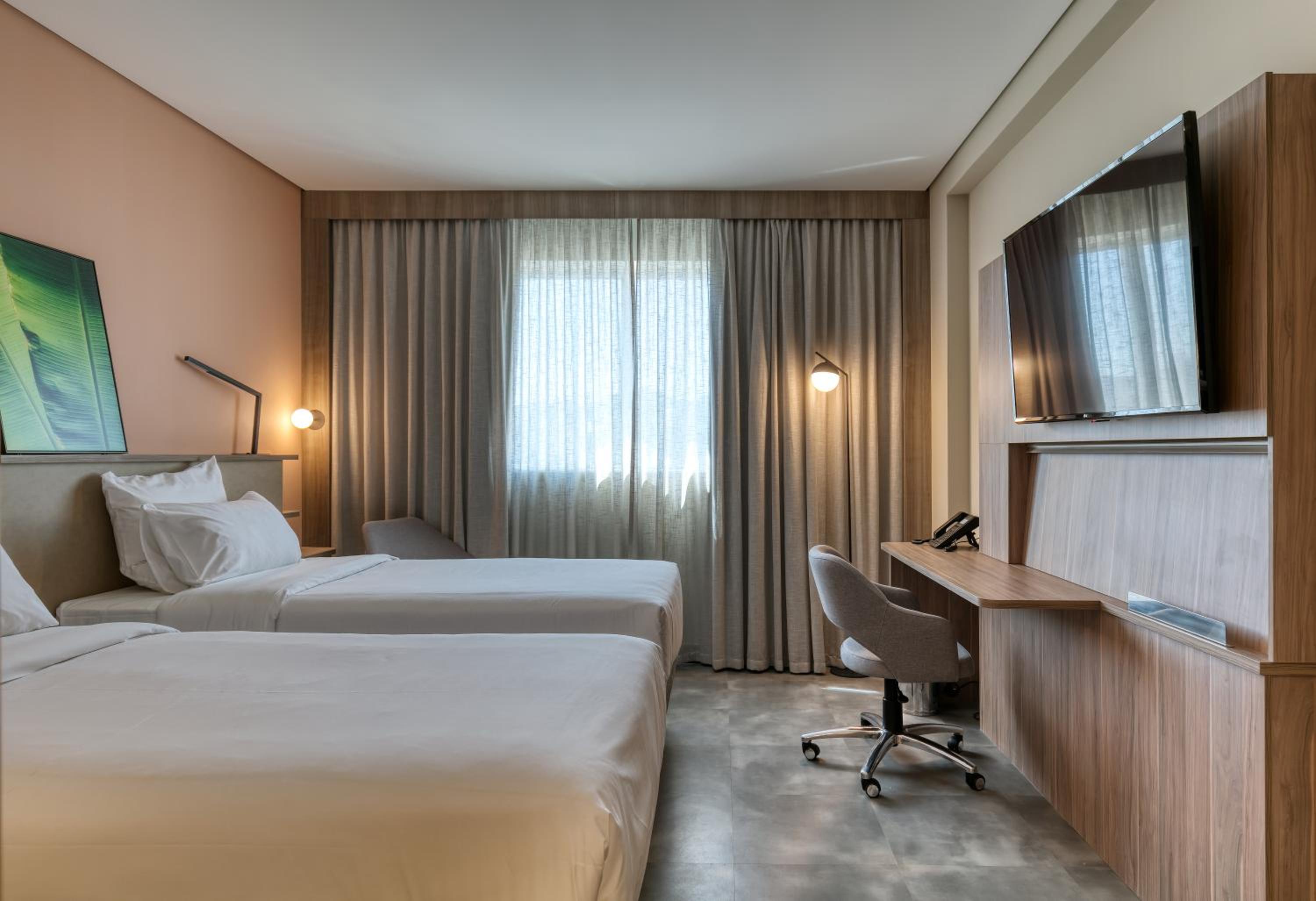 Superior Twin Room thumbnail 5