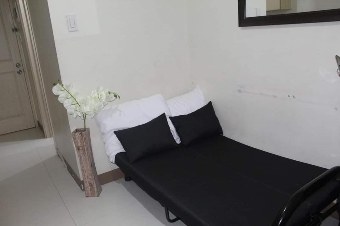 One-Bedroom Apartment - Photo 1
