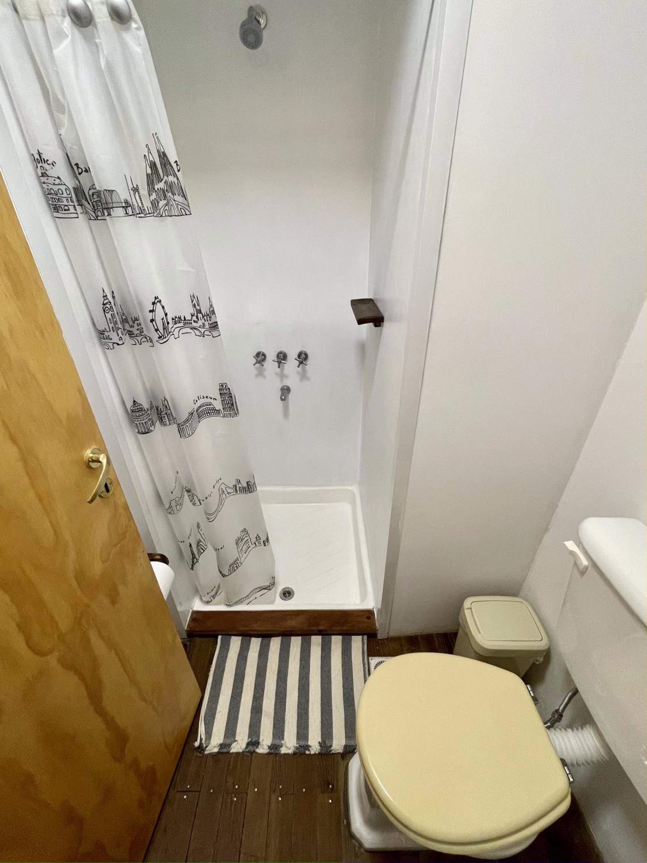 Quadruple Room with Private Bathroom photo 2