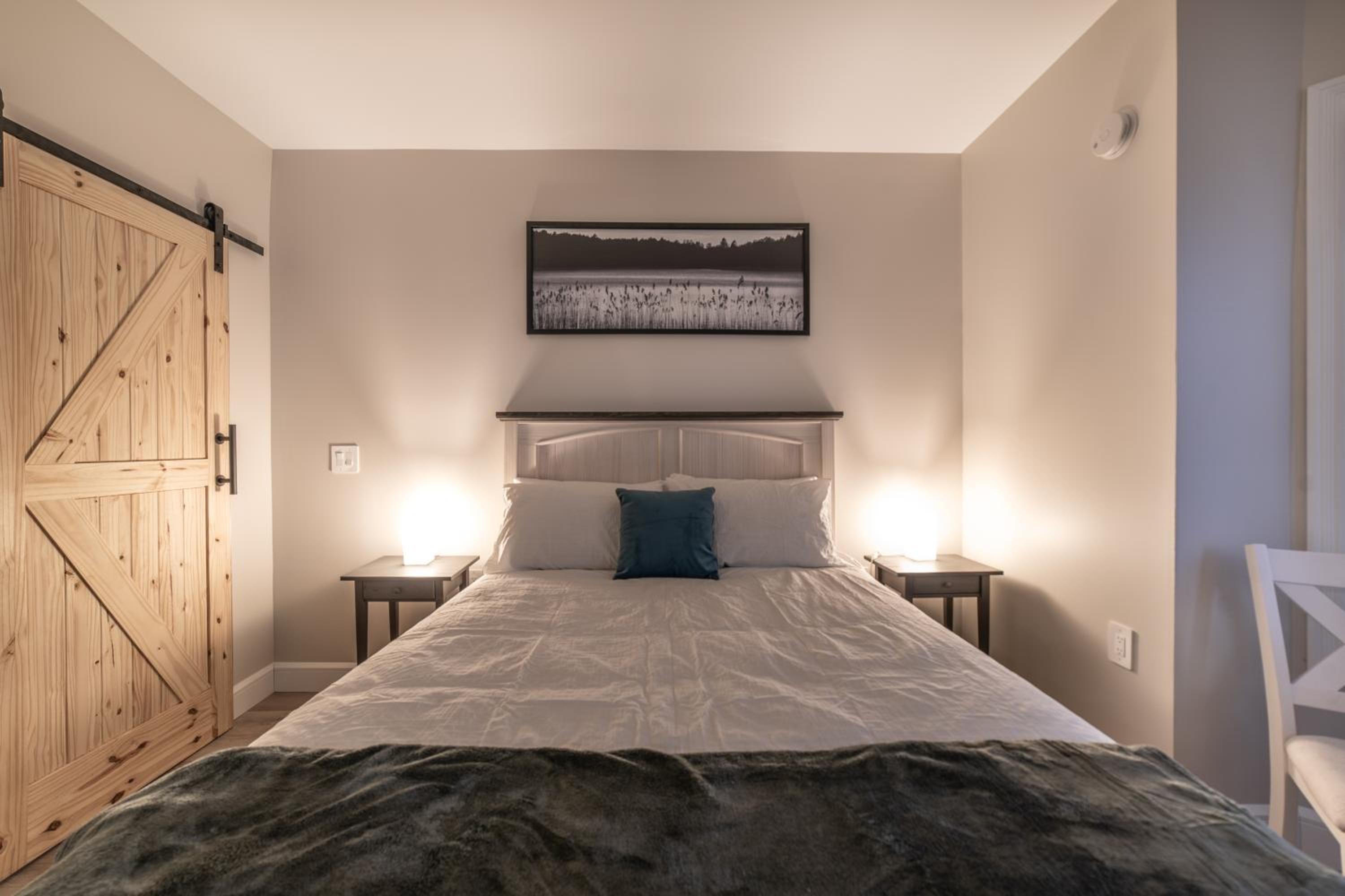 Queen Room photo 2