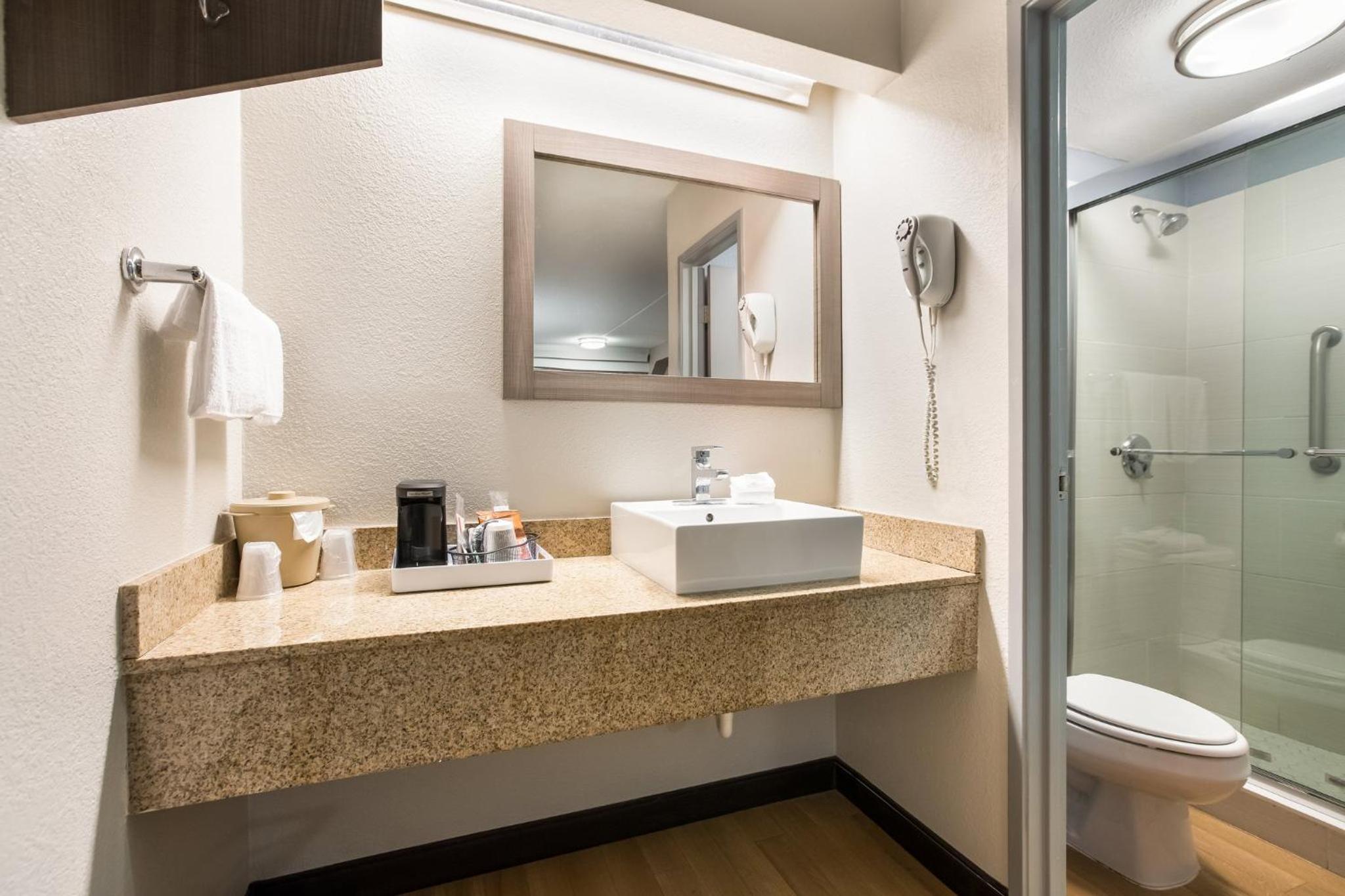 Deluxe Room with One Queen Bed Smoke Free - Photo 3