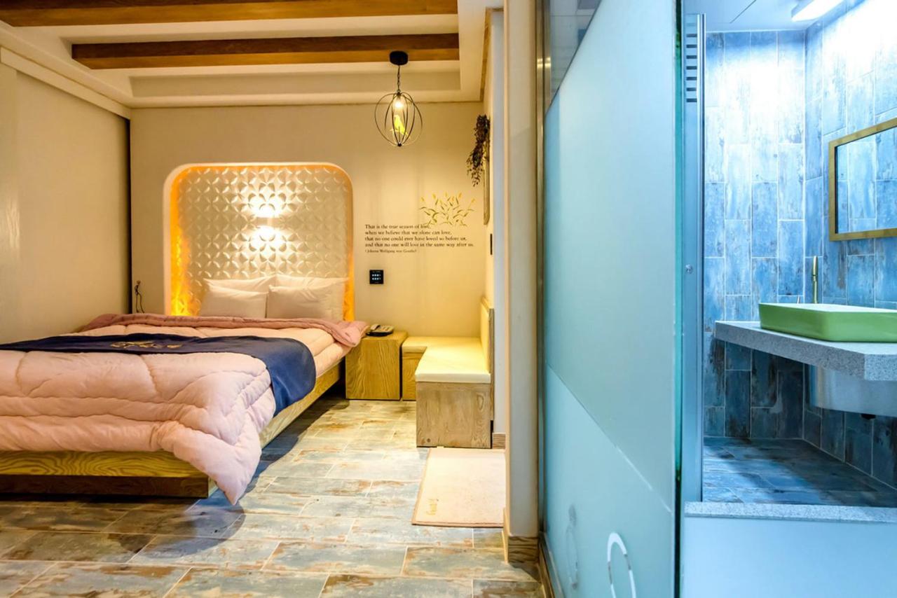 Standard Double Room - Photo 3