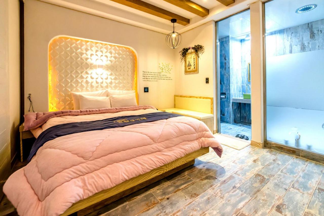 Standard Double Room - Photo 2