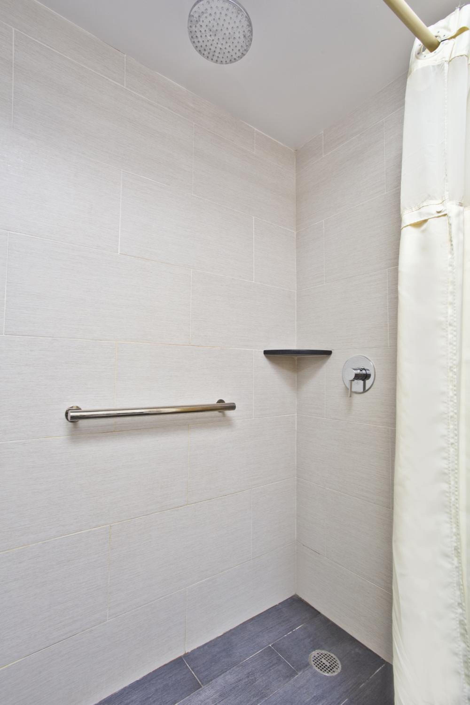 Deluxe King Room - Photo 2