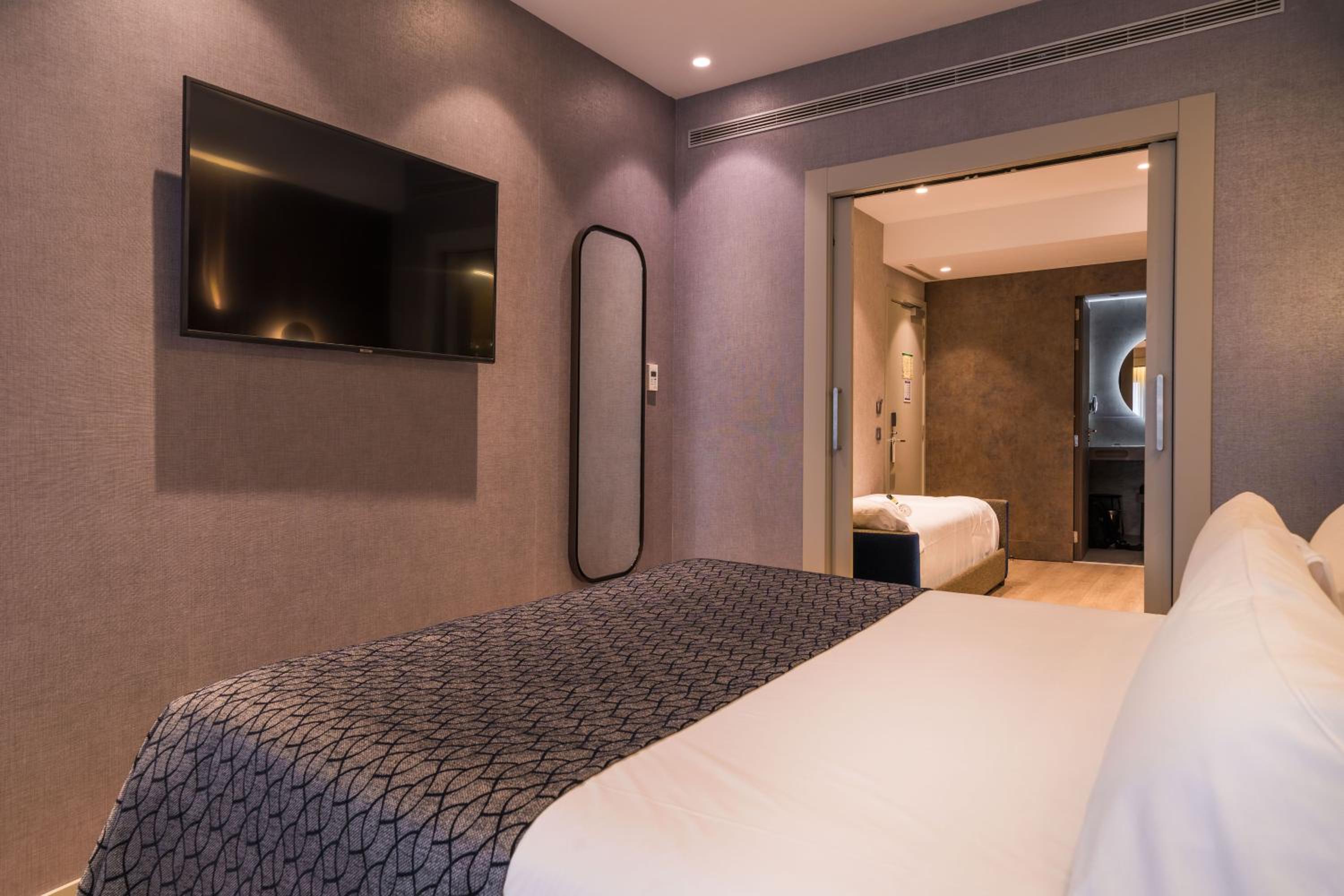 Junior Suite (2 Adults + 1 Child) - Photo 4