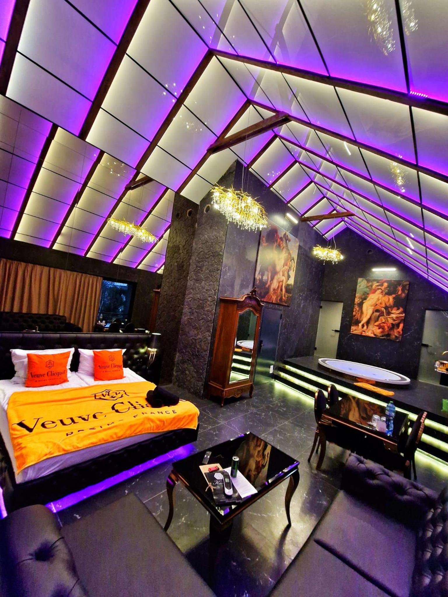Large Apartment with Jacuzzi - Photo 10