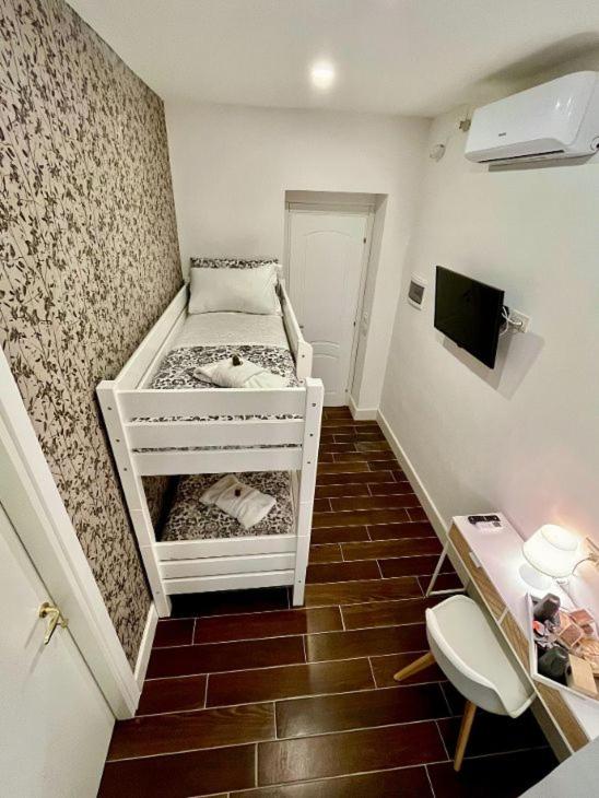 Economy Twin Room with Bunk Bed photo 2