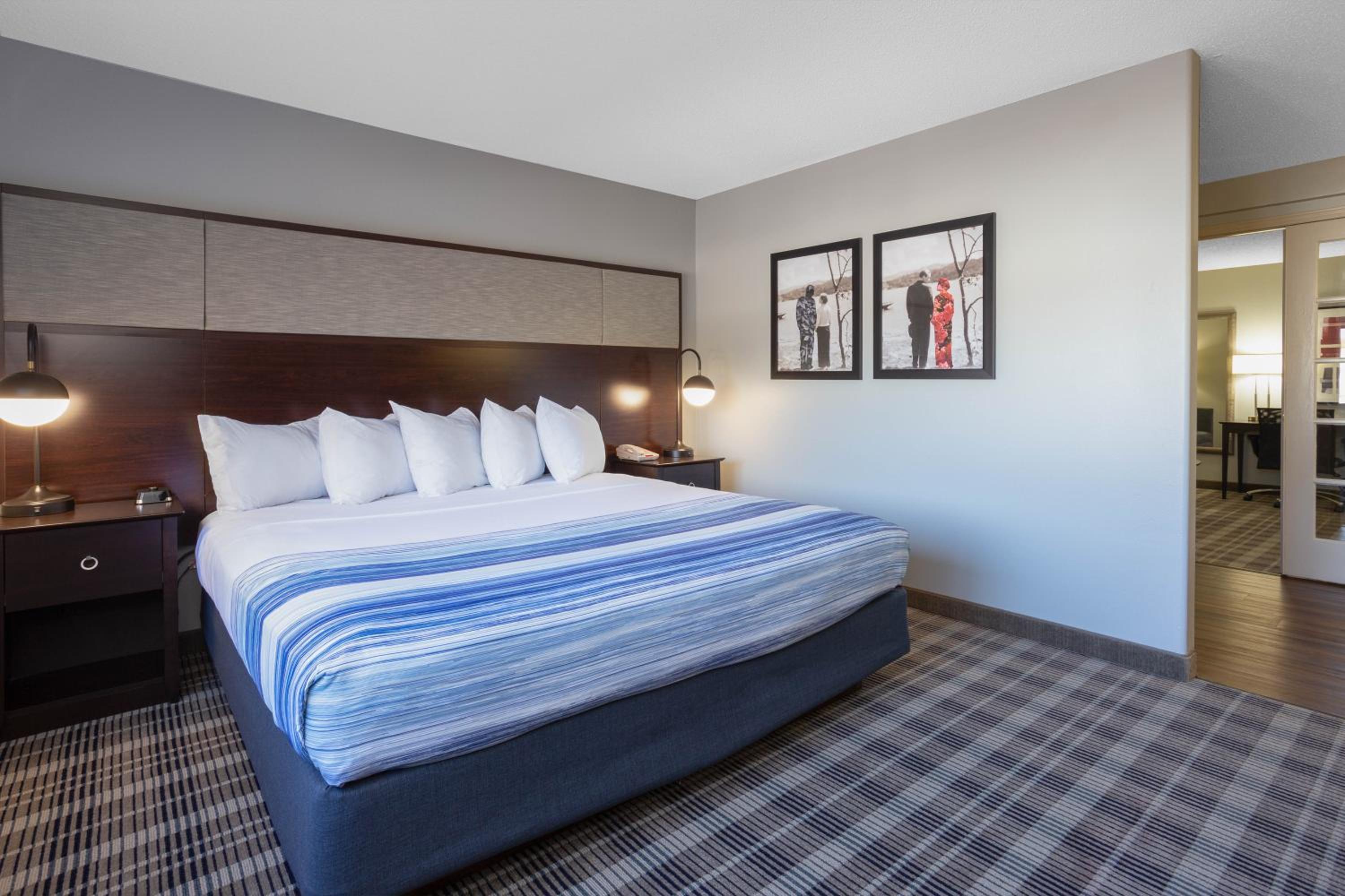 One-Bedroom King Suite with Jetted Tub - Non-Smoking - Photo 2