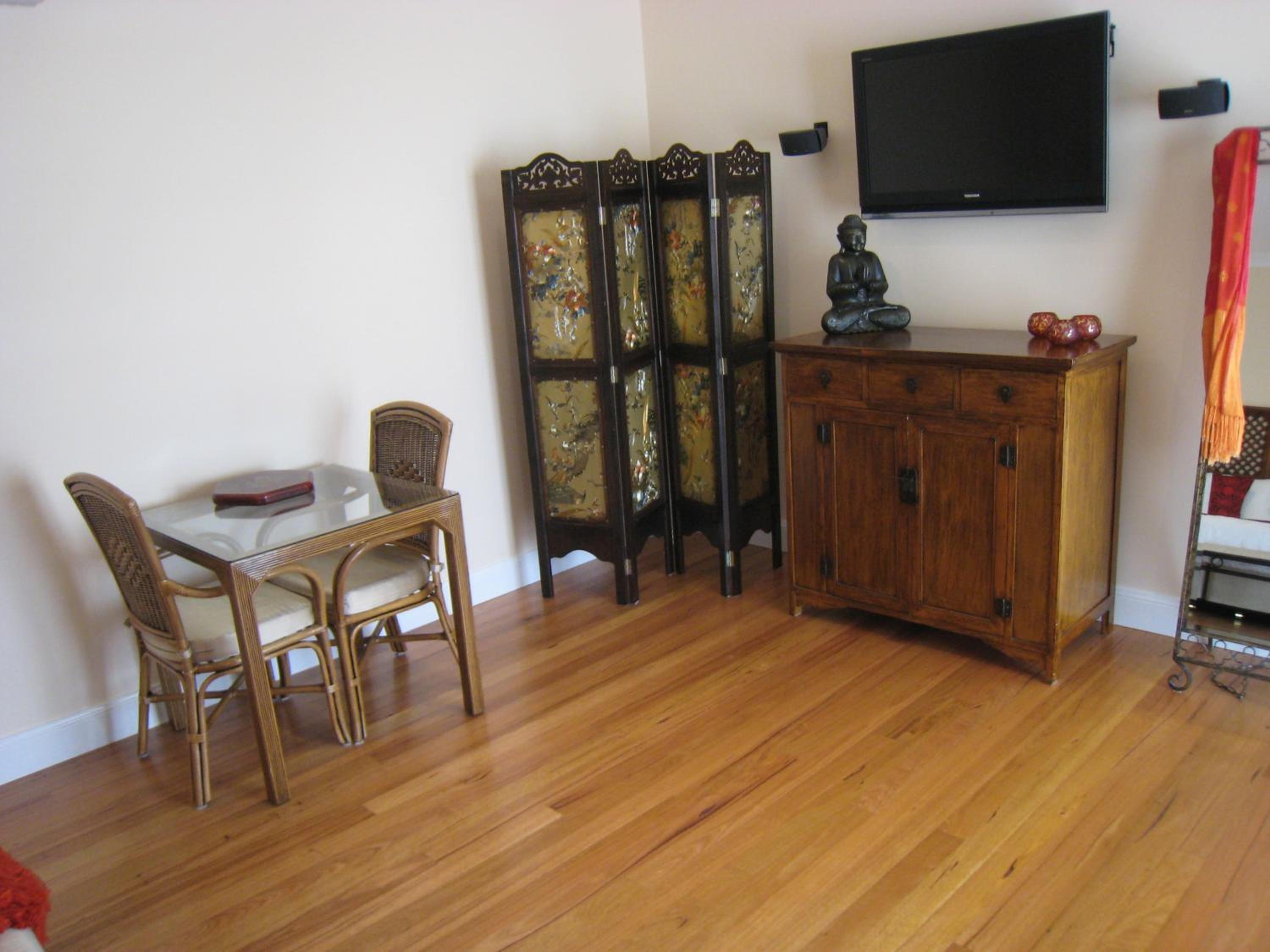 King Suite with Balcony - Photo 4