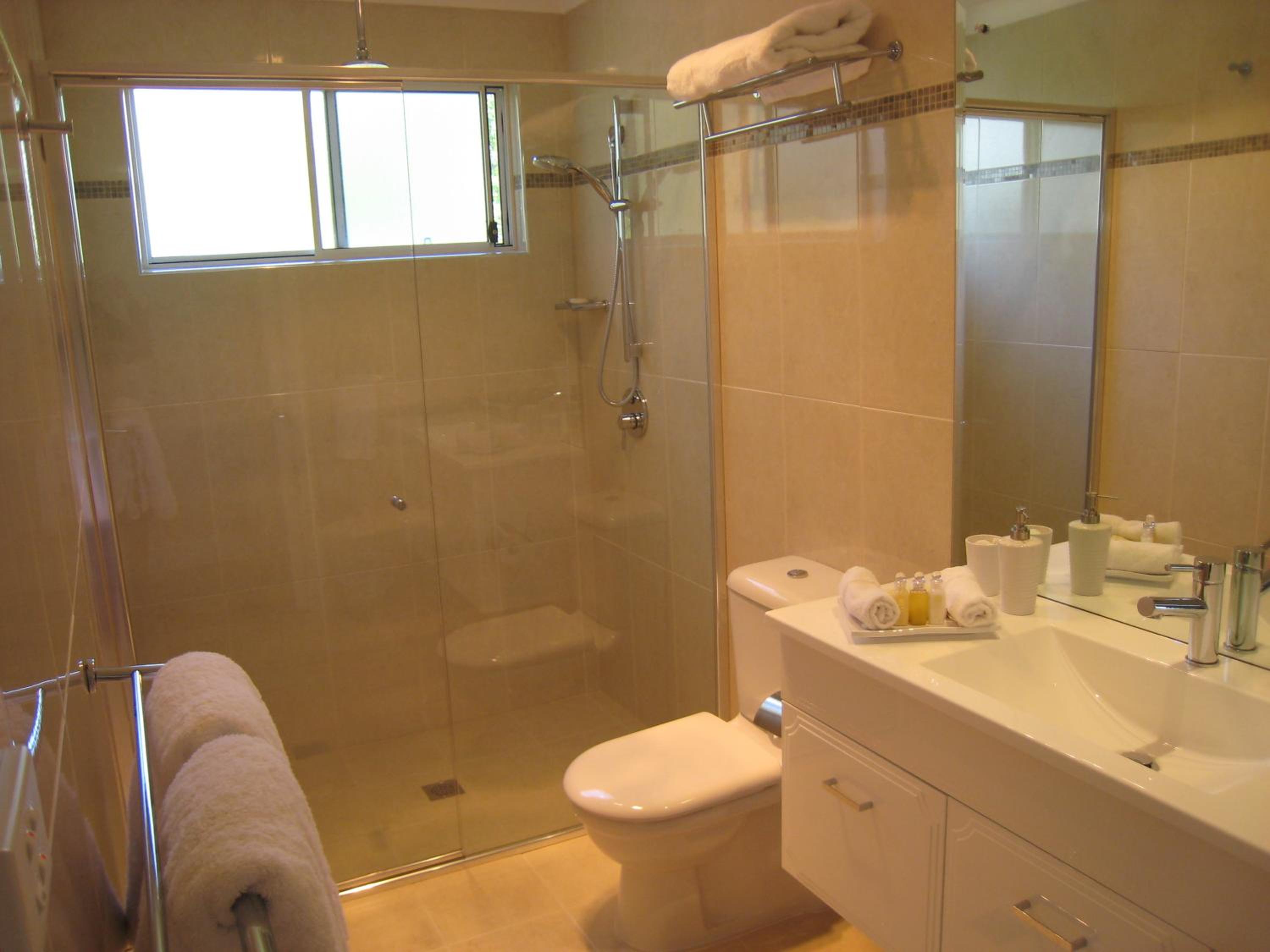 King Suite with Balcony - Photo 3