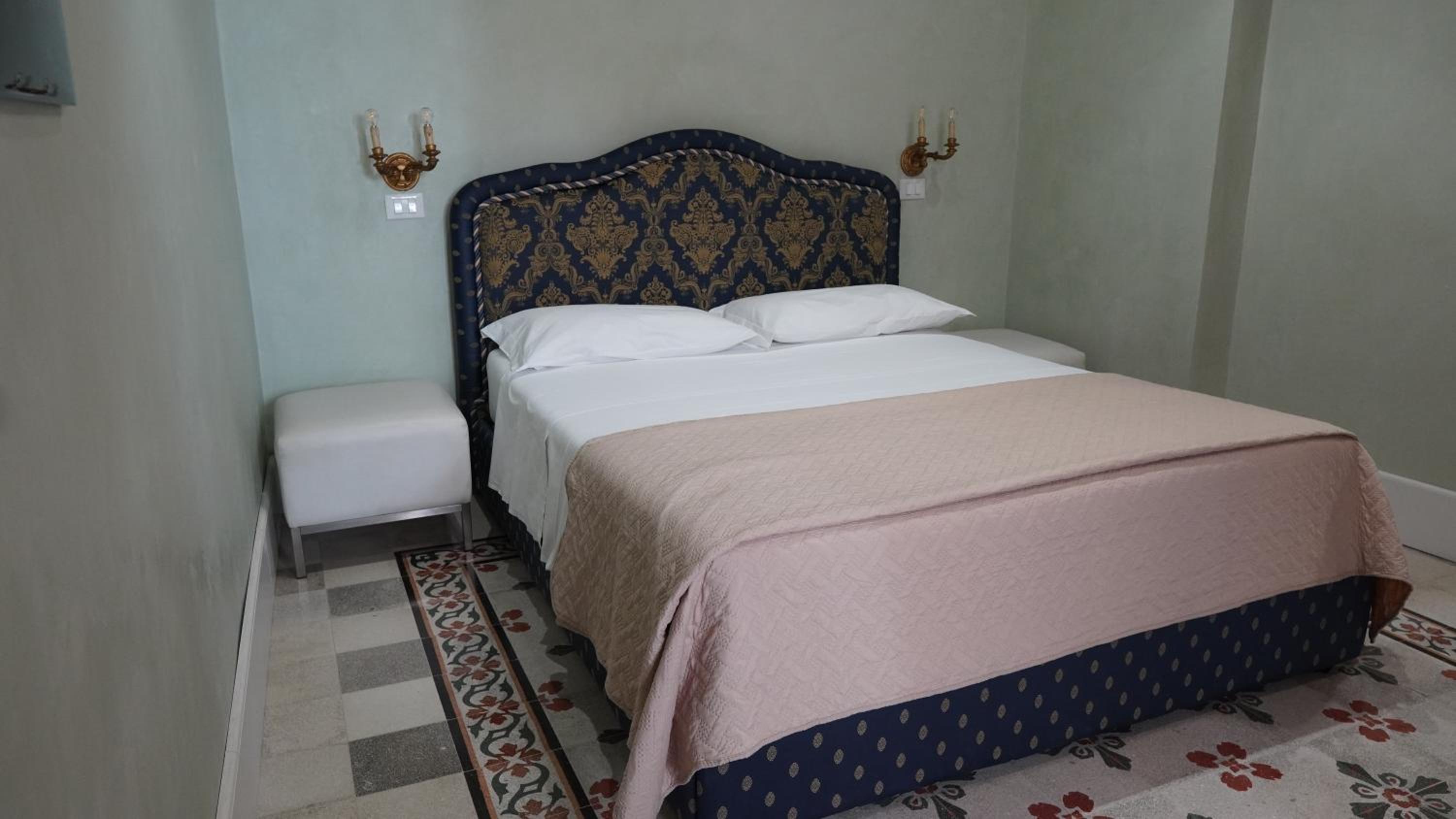 Large Double Room photo 2