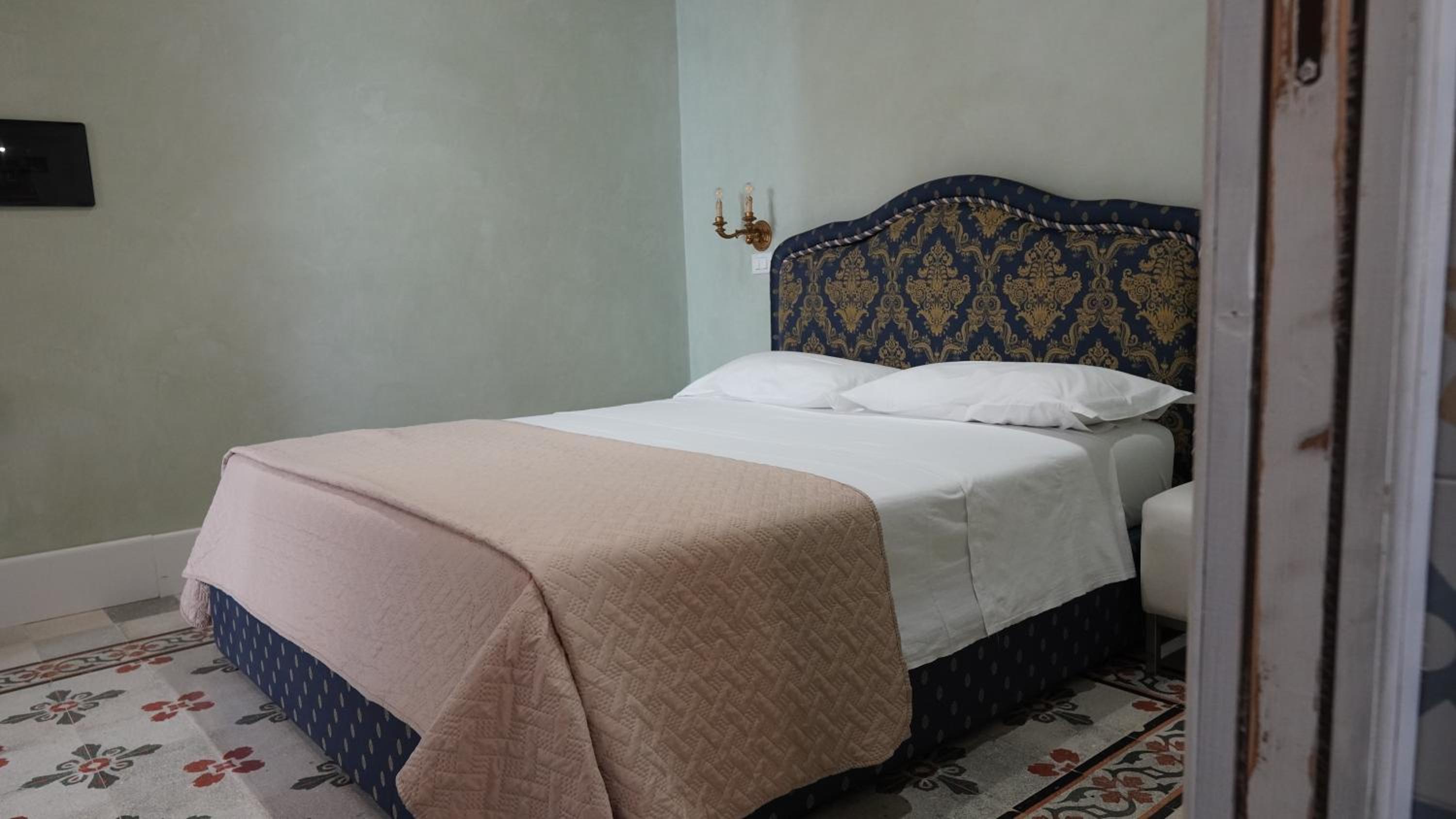 Large Double Room photo 1