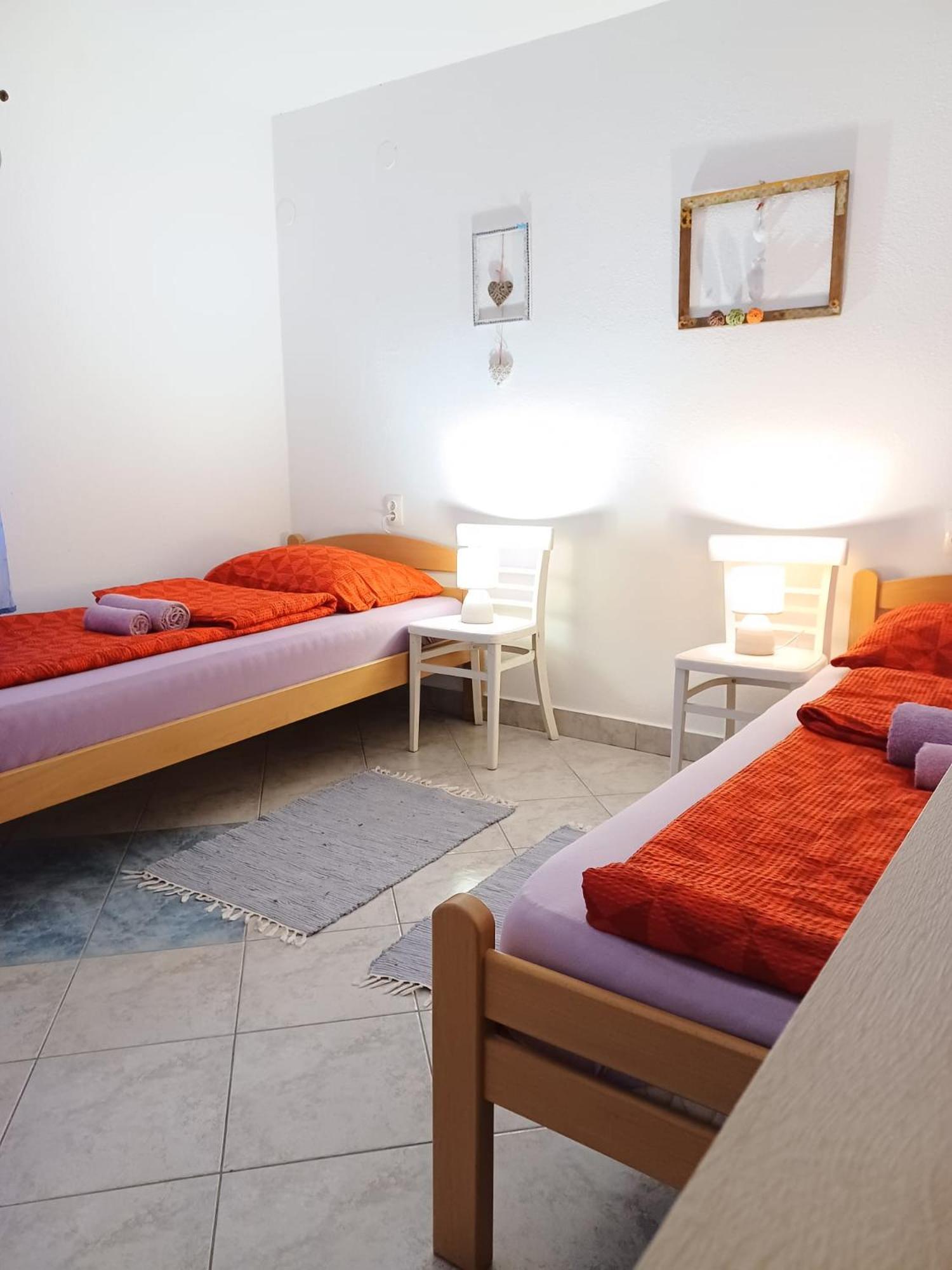 Twin Room with Private External Bathroom - Photo 6
