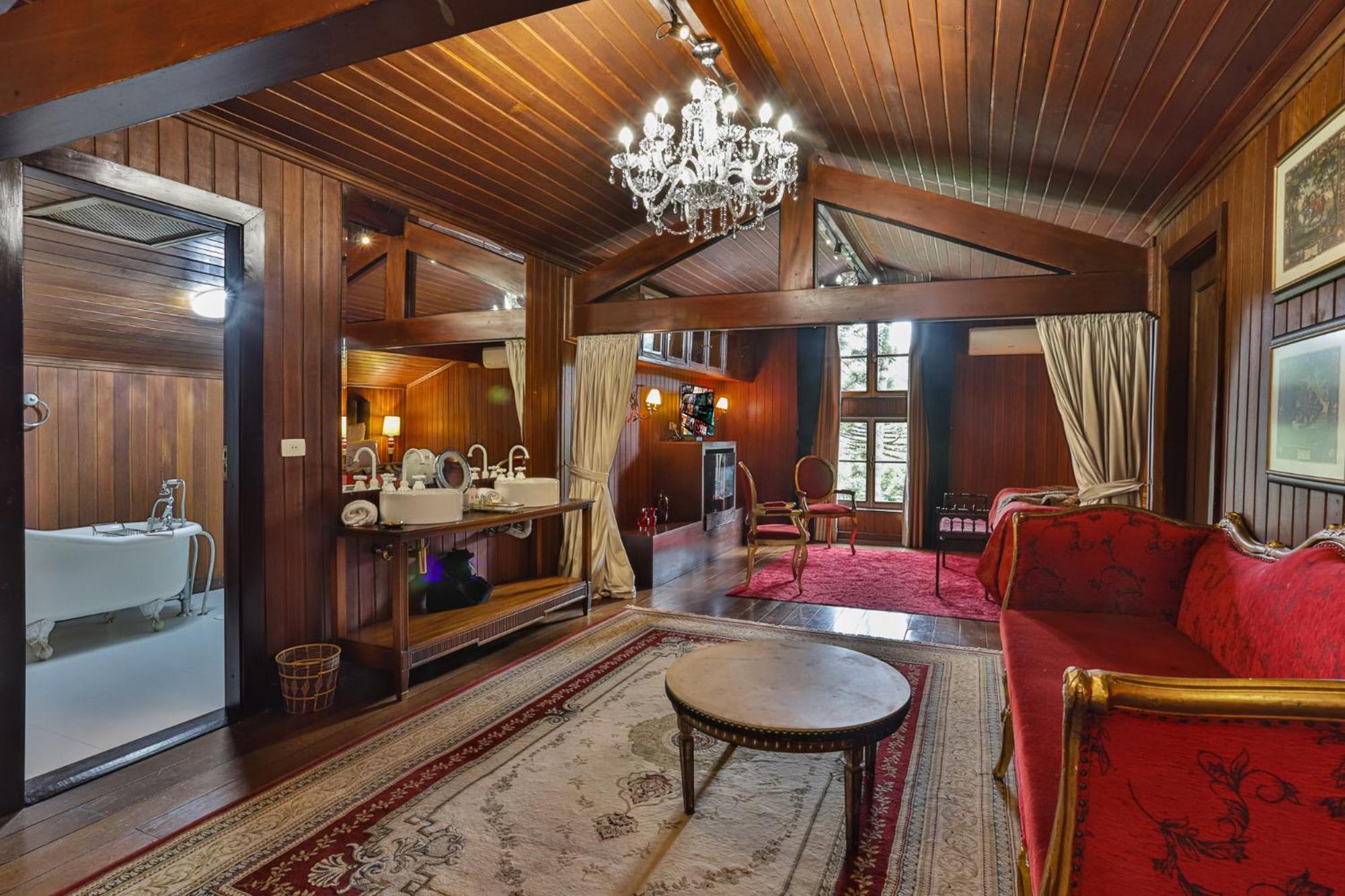 Superior King Suite photo 1