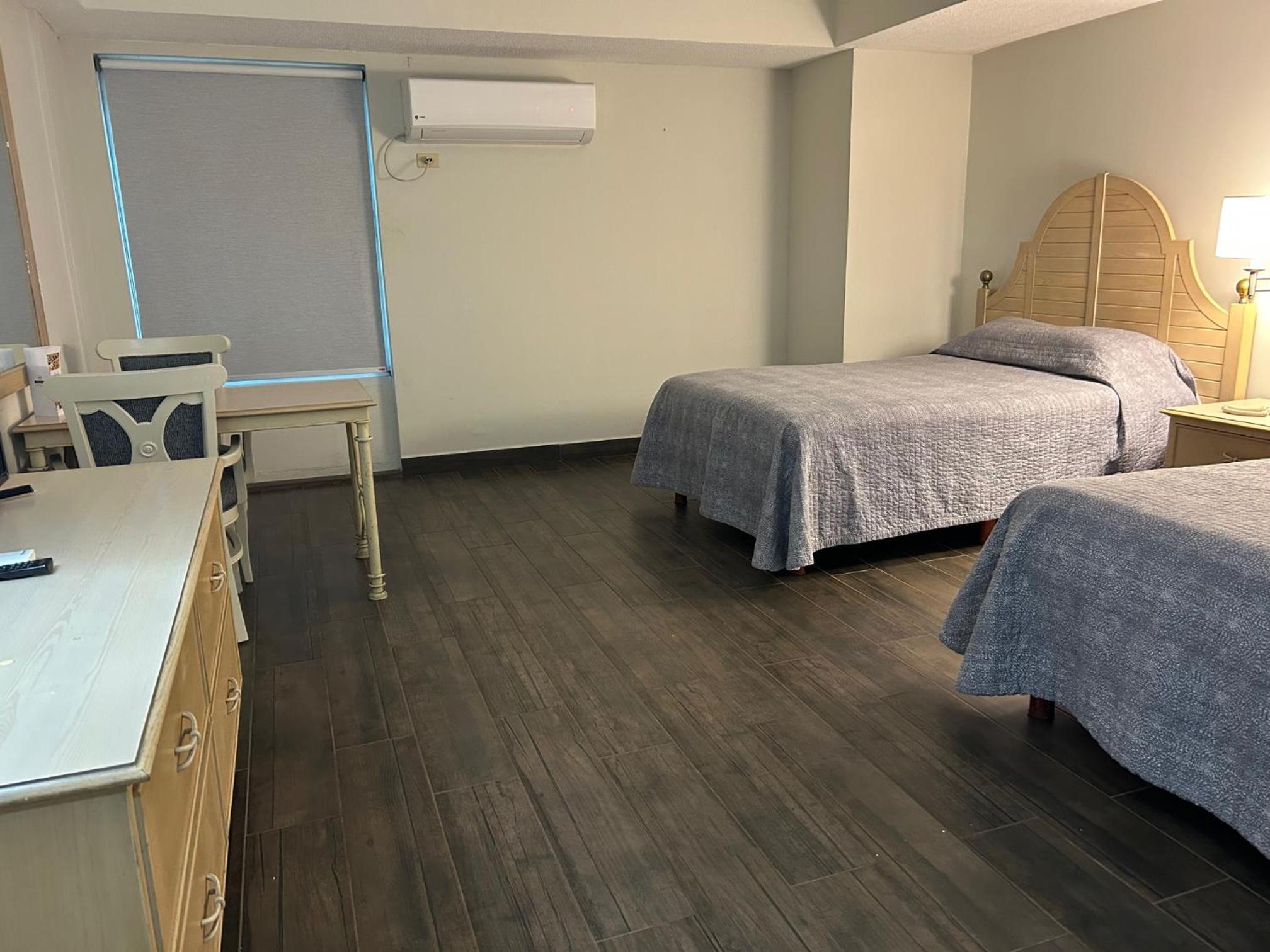 Double Room with Two Double Beds - Photo 2