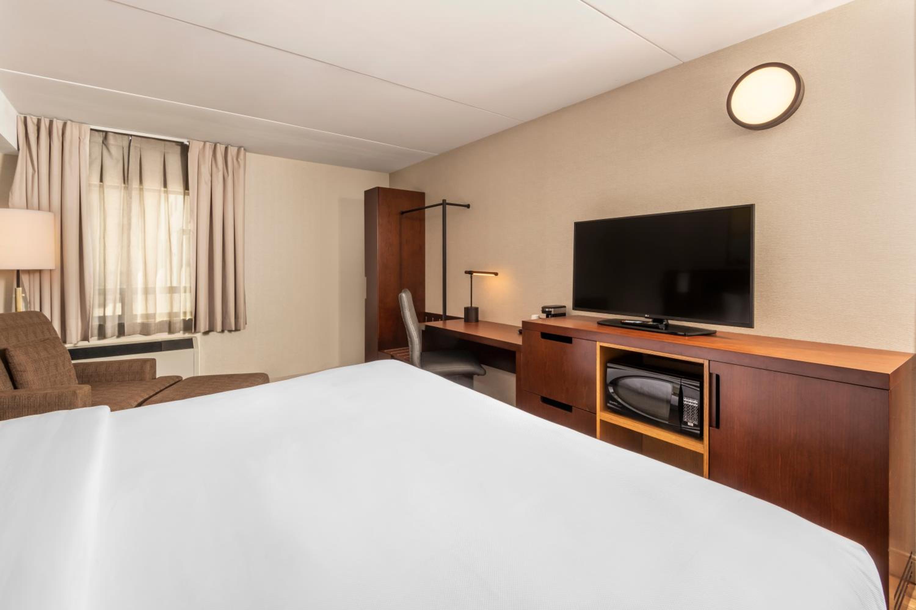 King Room - Non Smoking-Top Floor-No Elevator-No Pets Allowed