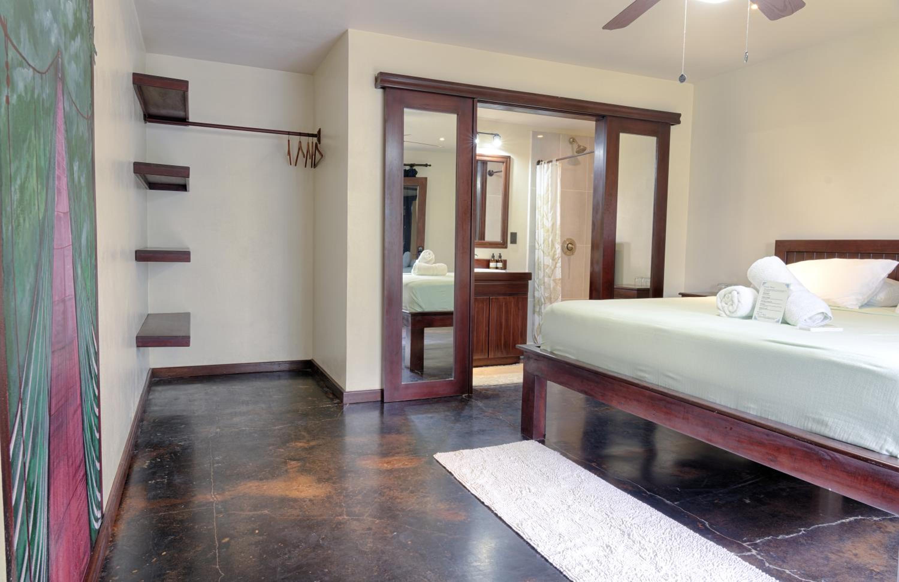 Standard King Room photo 3