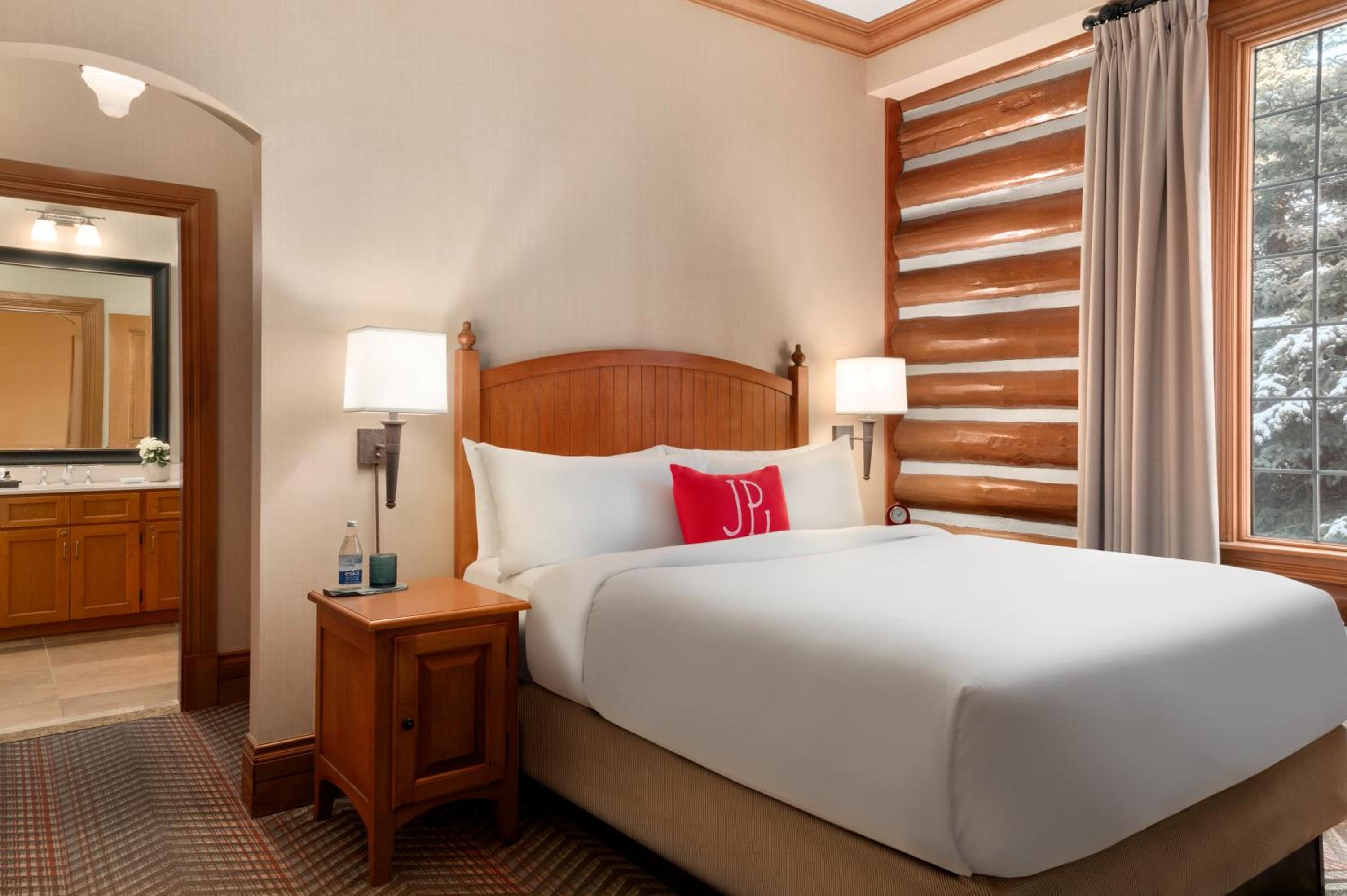 Junior King Suite with Fireplace - Photo 4