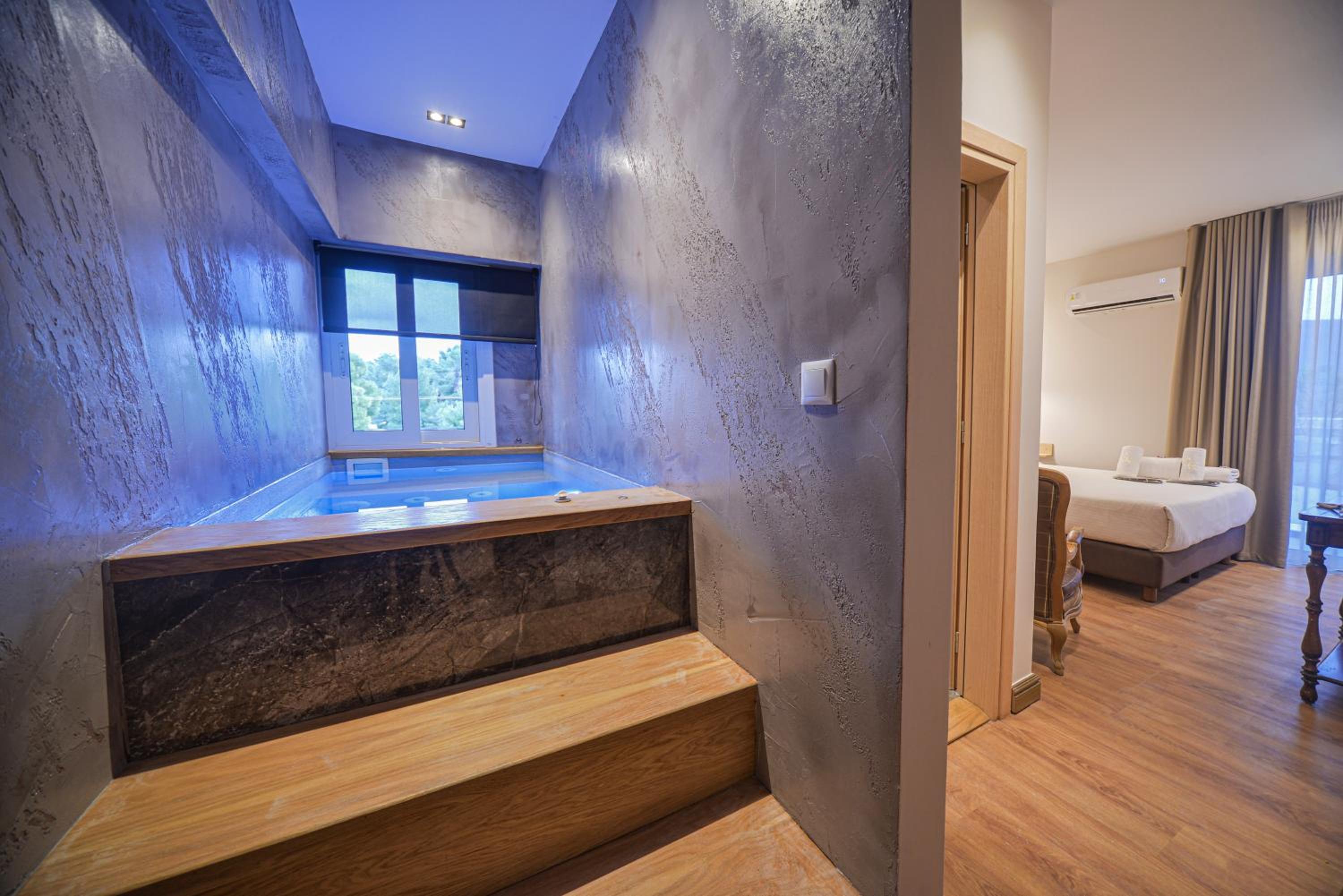 Urban Spa Suite with a Private Heated Plunge Pool and Jacuzzi photo 2