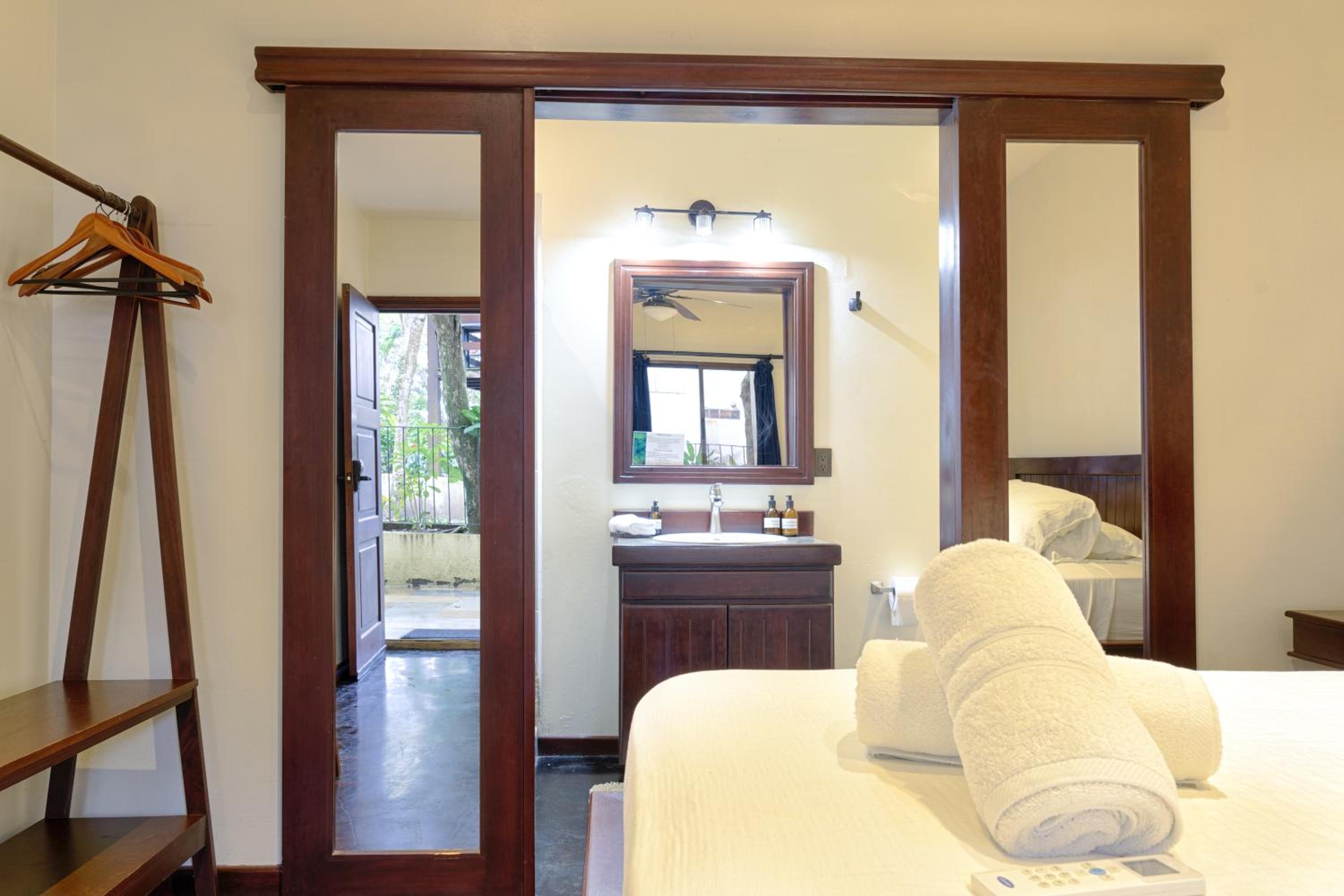 Queen Room photo 2