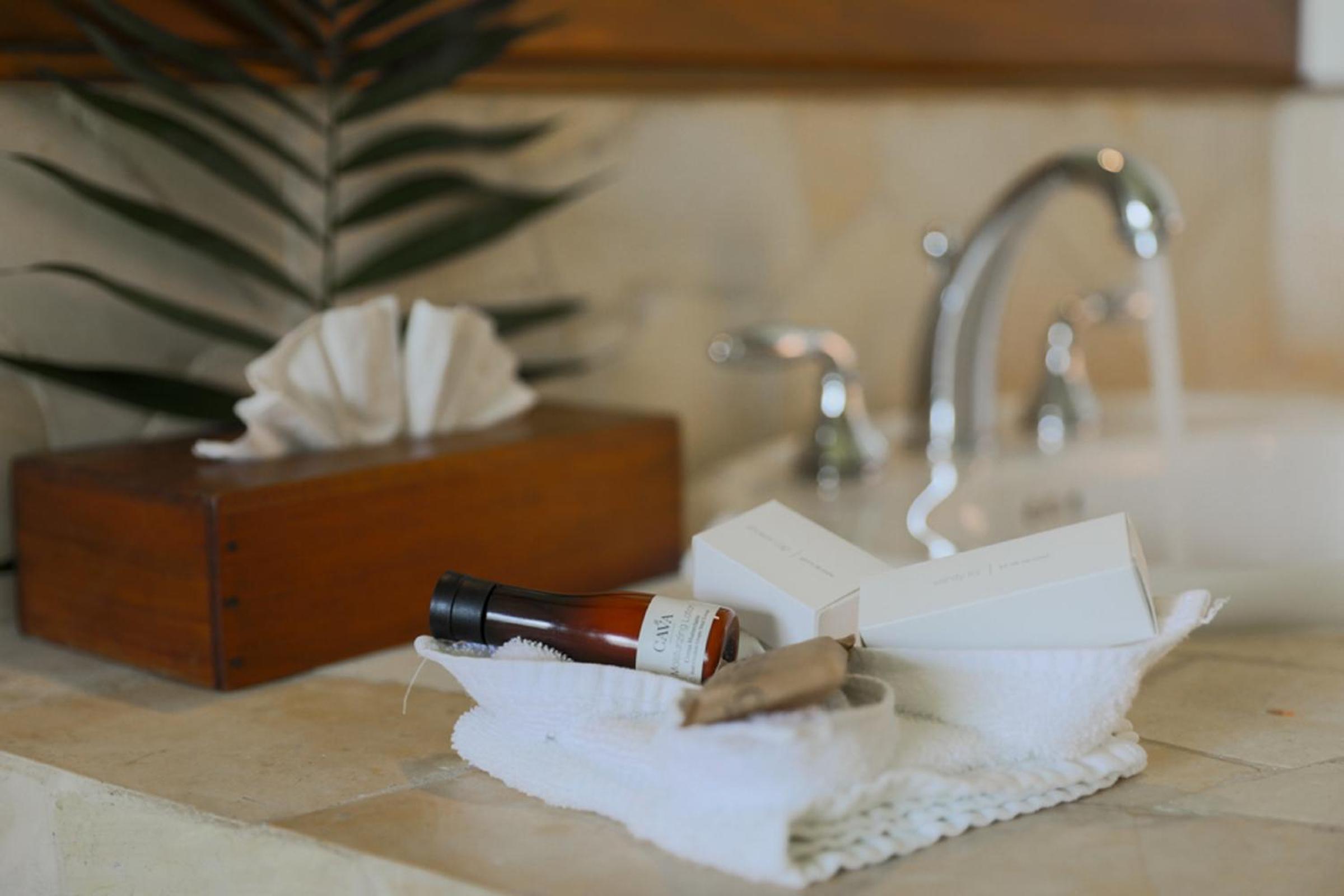 Lake Breeze Suite Queen - Photo 11