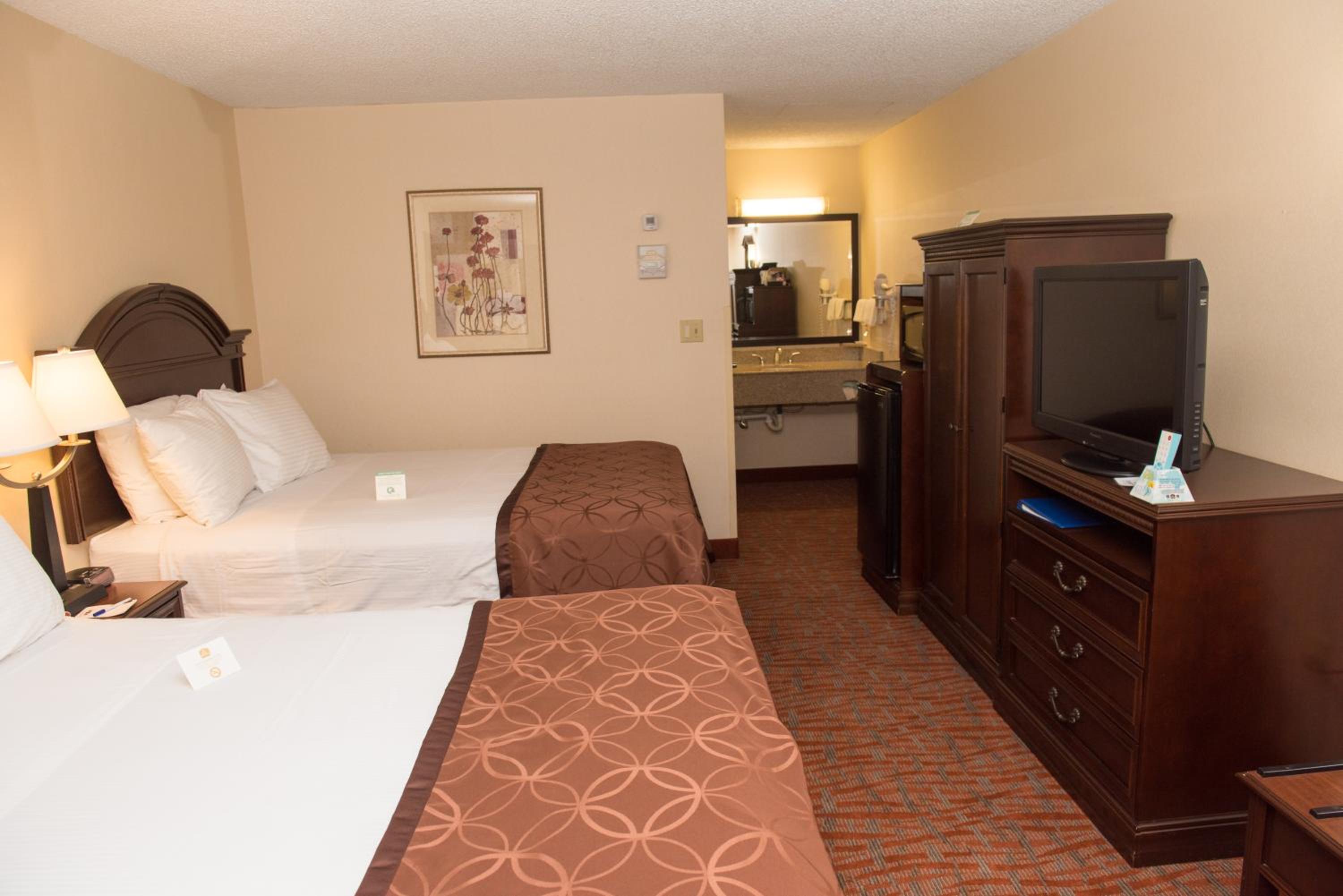Queen Room with Two Queen Beds - Photo 5