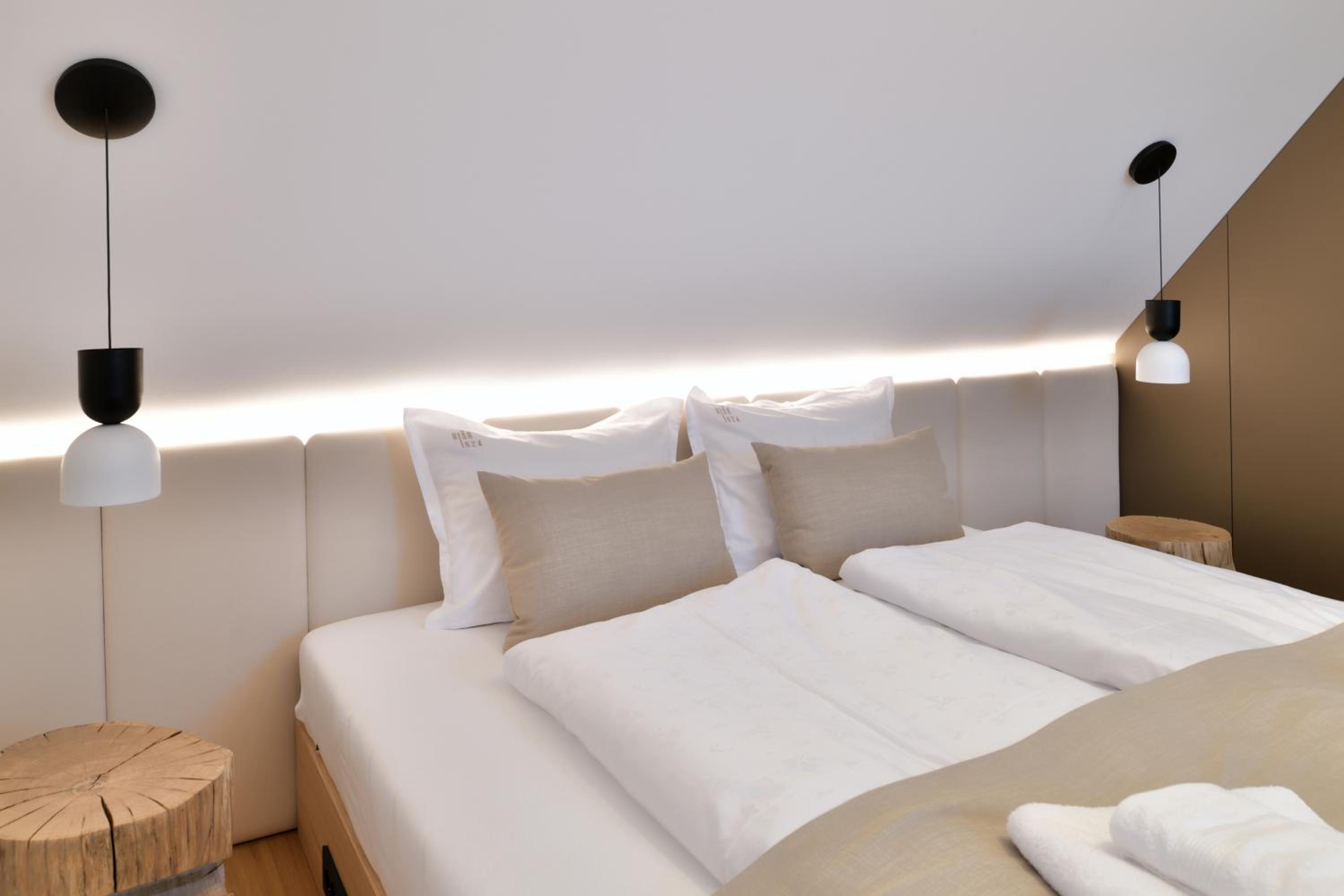 Deluxe Double Room with Bath - Photo 1