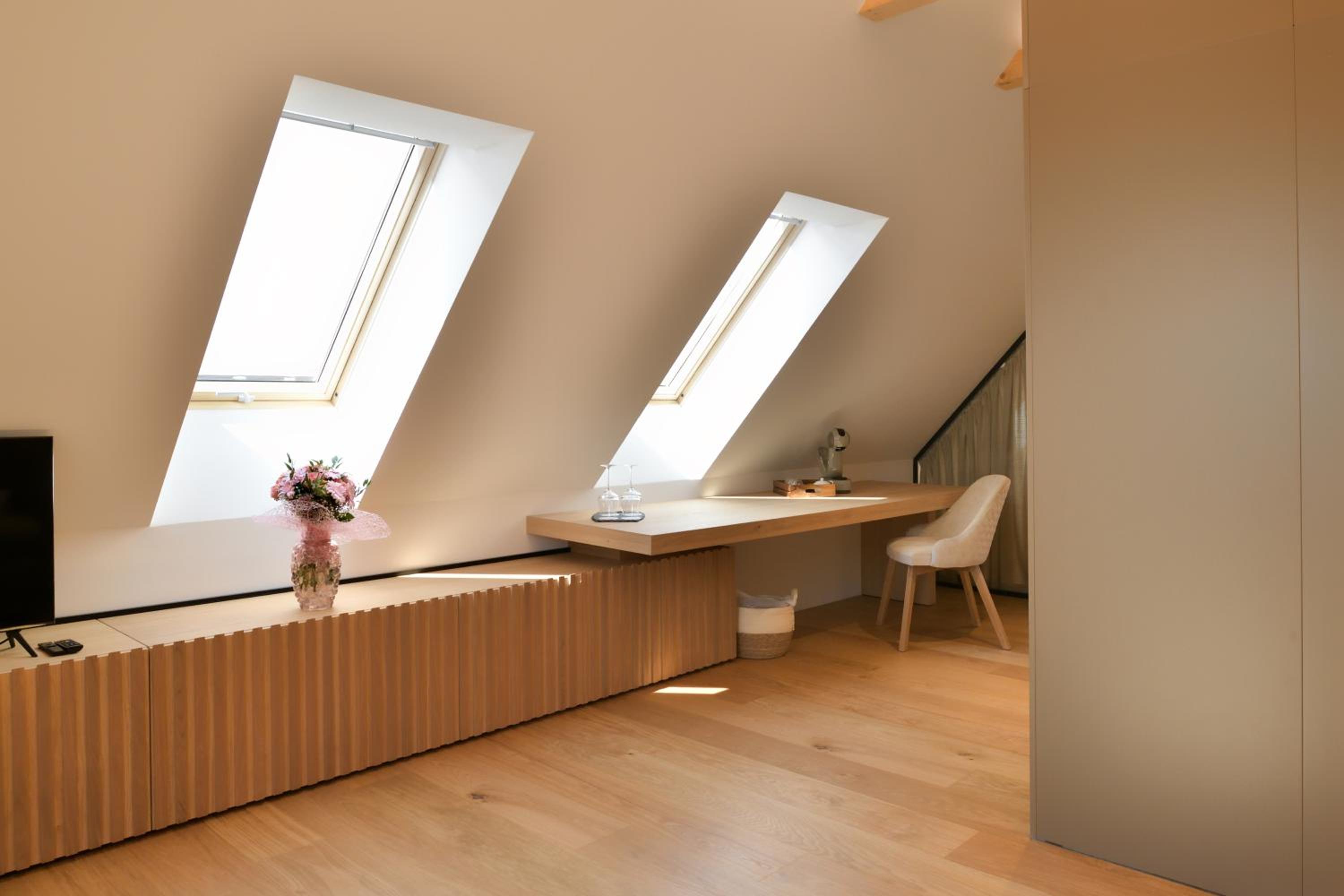 Deluxe Double Room with Bath - Photo 3