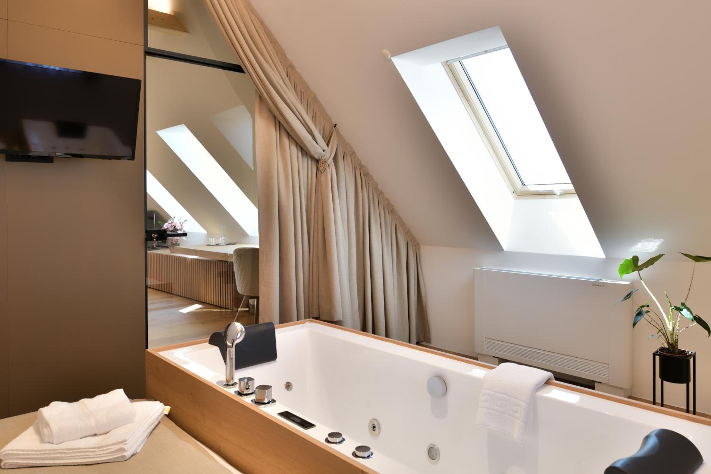 Deluxe Double Room with Bath - Photo 2