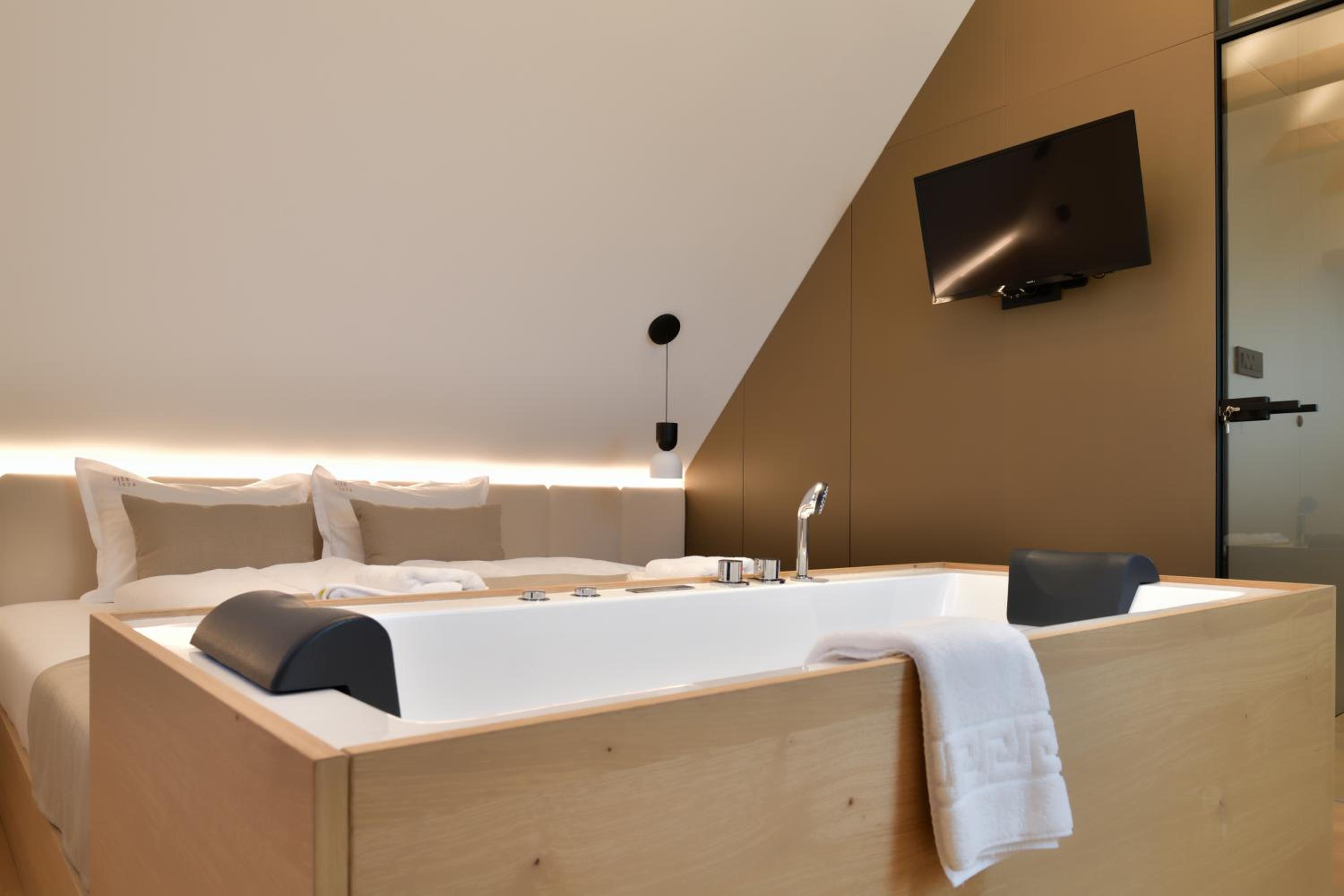 Deluxe Double Room with Bath - Photo 5